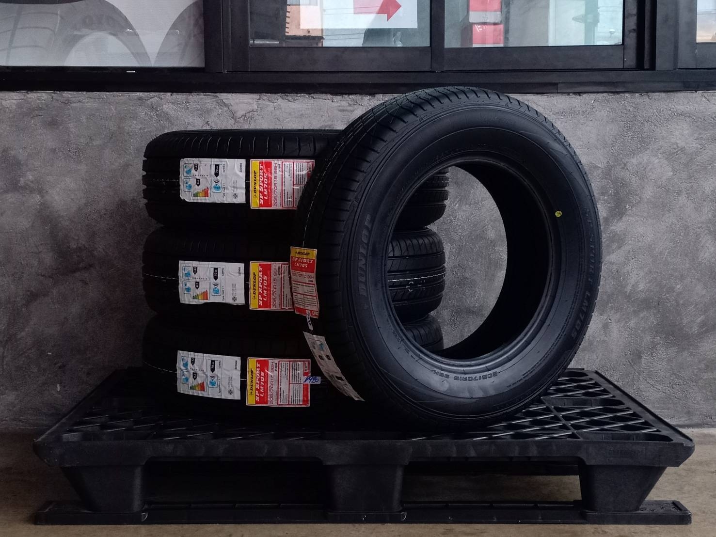 DUNLOP SP SPORT LM705 205/70R15 ปี20