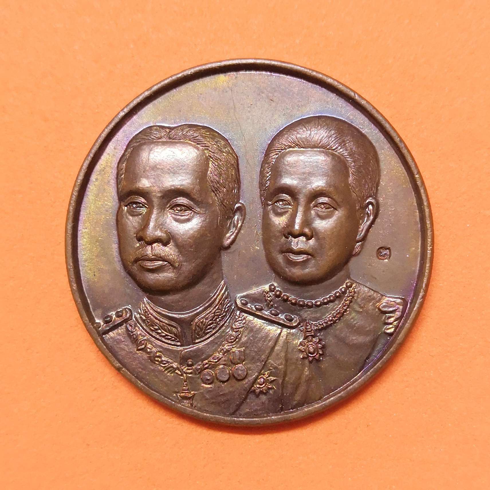 เหรียญ รัชกาลที่ 5 - สมเด็จพระศรีพัชรินทราบรมราชินีนาถ ที่ระลึกเฉลิมฉลองกาญจนาภิเษก และเปิดสำนักงานเหล่ากาชาด เพชรบุรี 2539 เนื้อทองแดง ขนาด 3 เซน