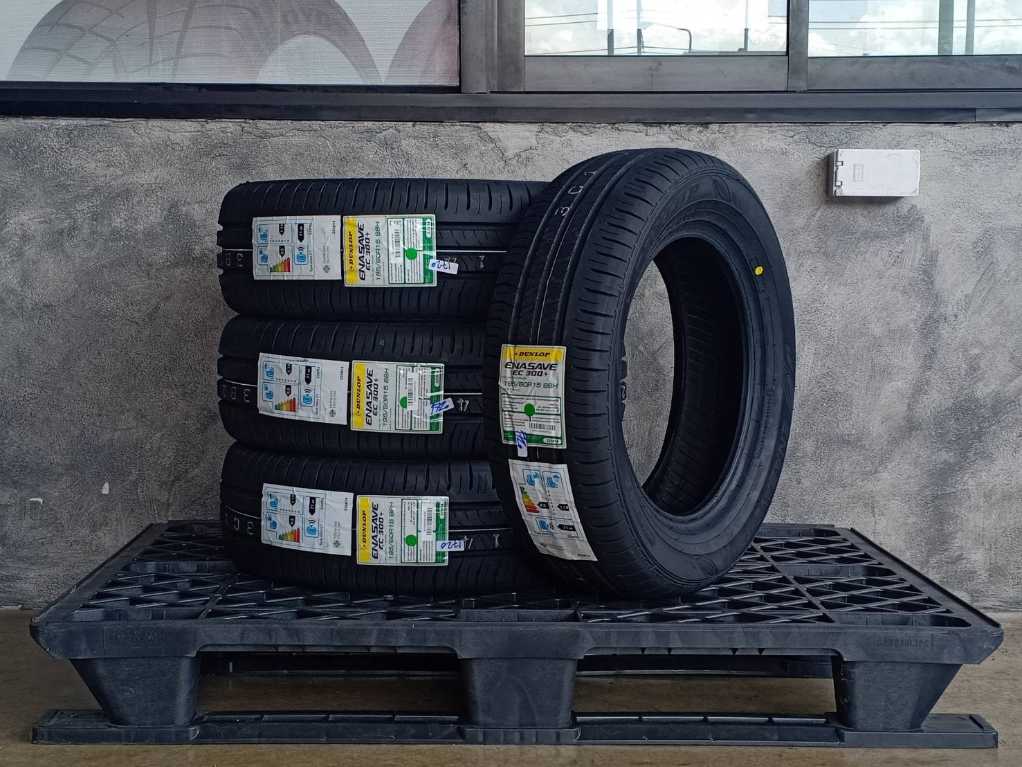 DUNLOP 195/60R15 ENASAVE EC 300+ 88H MADE IN THAILAND