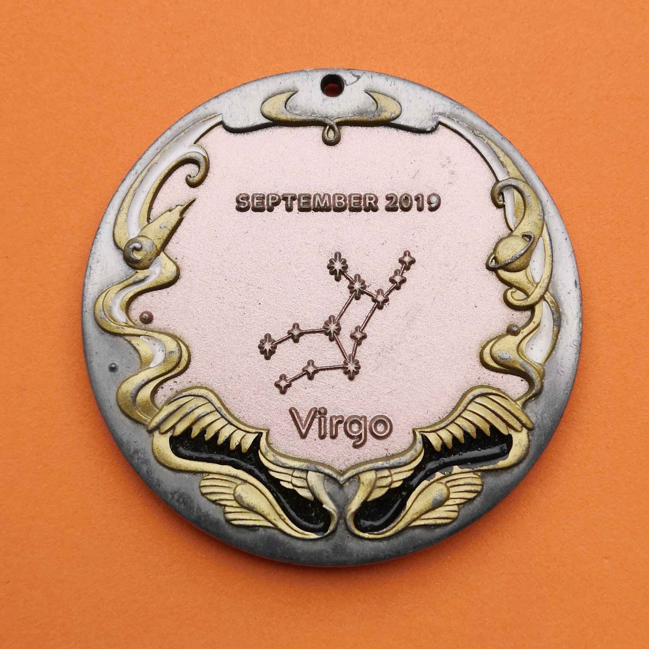 เหรียญวิ่ง Zodiac September Running Challenge 2019 สัญลักษณ์ของกลุ่มดาว Virgo หรือราศีหญิงสาว เนื้อโลหะลงสี ขนาด 6.4 เซน