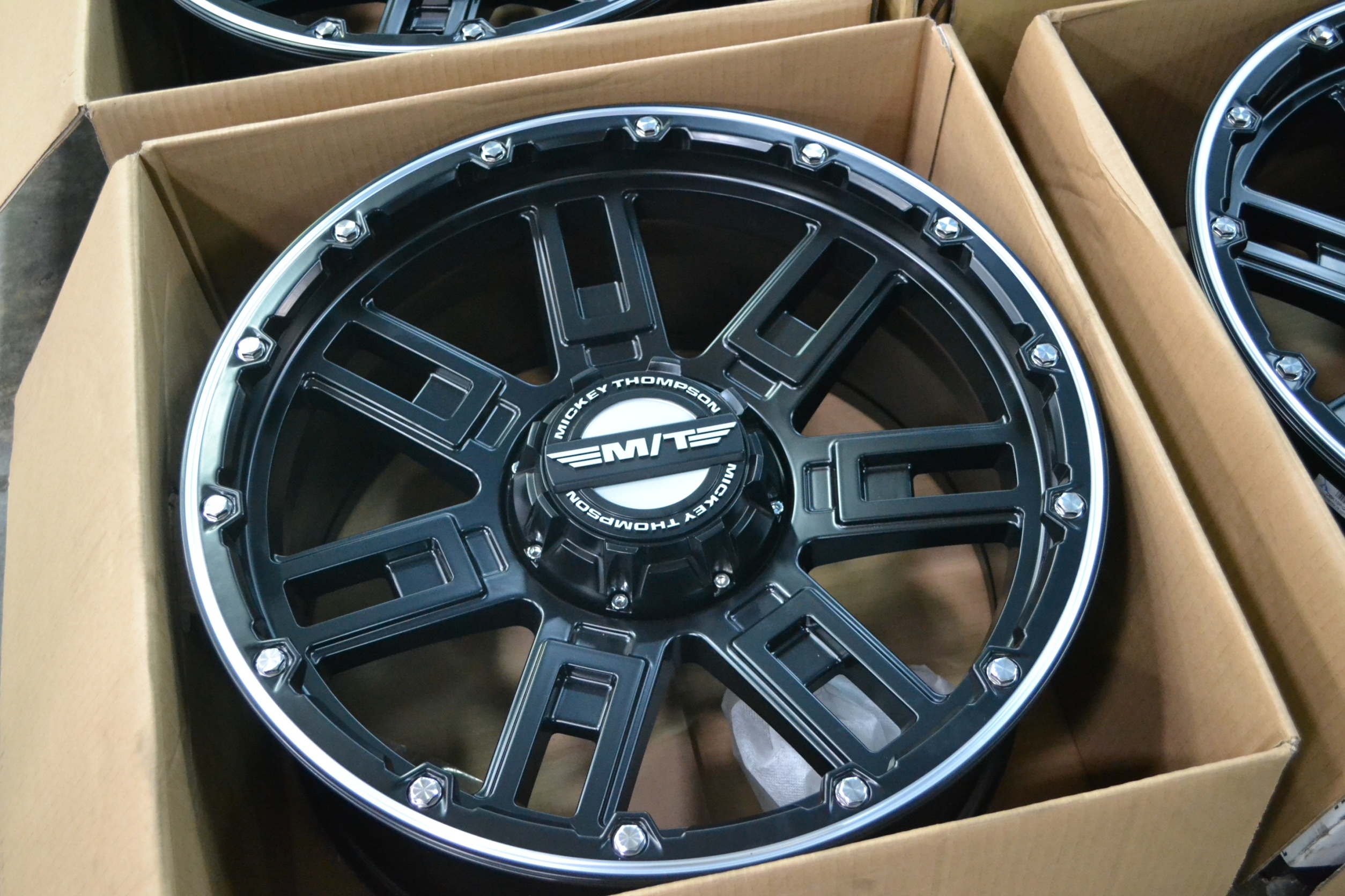 ล้อแท้ MICKEY THOMPSON SQ85 SIDEBIT SIDEBITER