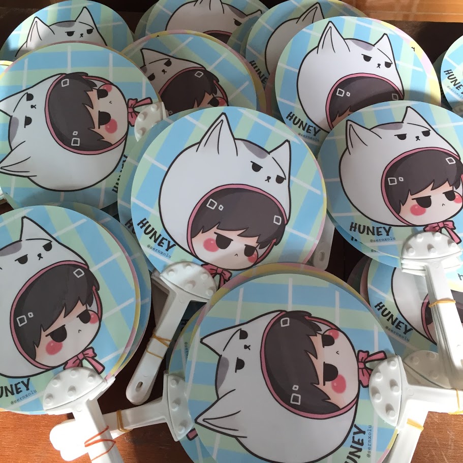 พัด Fan รับผลิตพัดพลาสติก พัดโบก พัดวงกลม สกรีนโลโก้ 4สีออฟเซต