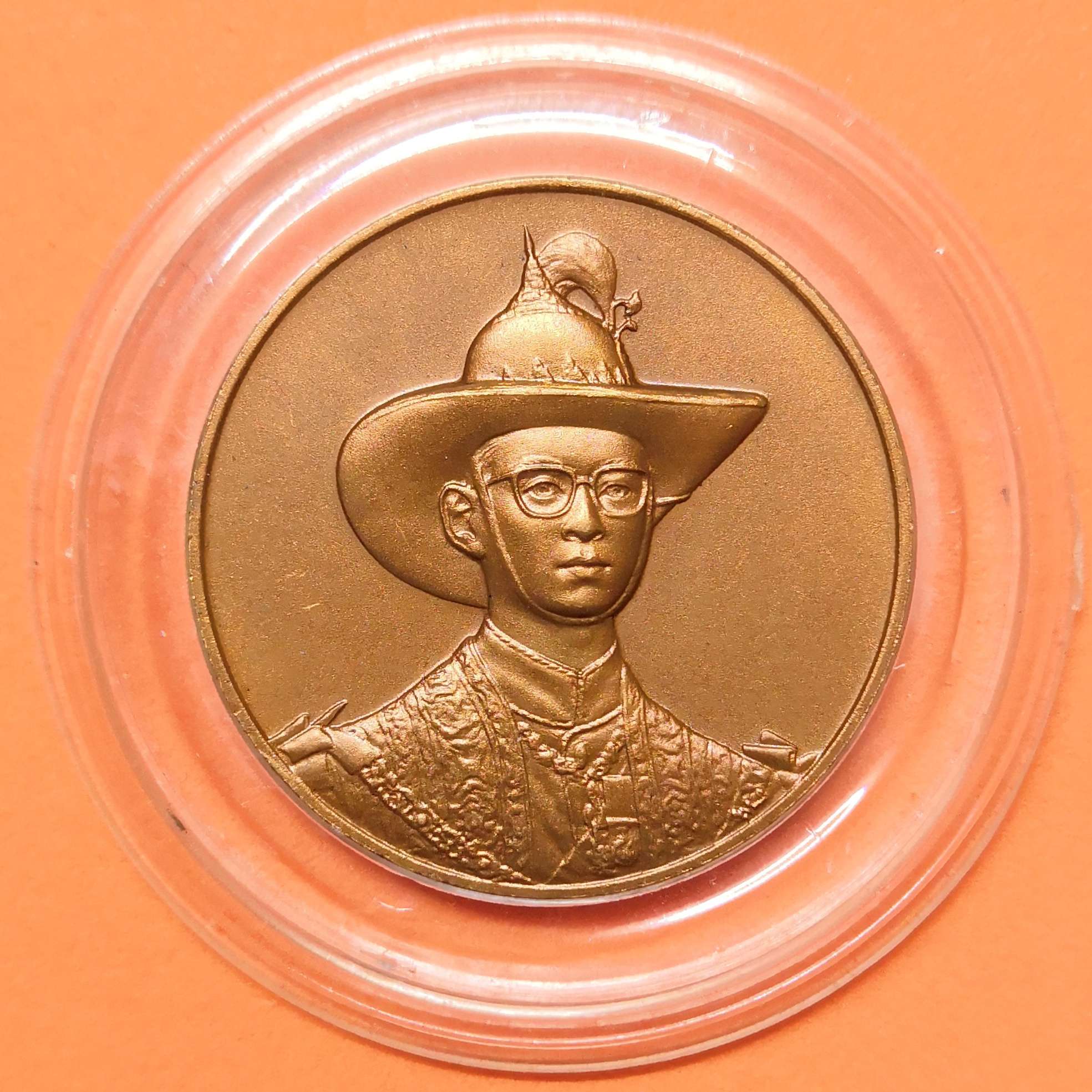 เหรียญ รัชกาลที่ 9 ทรงมาลา ที่ระลึกมหามงคลเฉลิมพระชนมพรรษา 6 รอบ วันที่ 5 ธันวาคม 2542 เนื้อทองแดง ขนาด 3 เซน บล็อกกษาปณ์