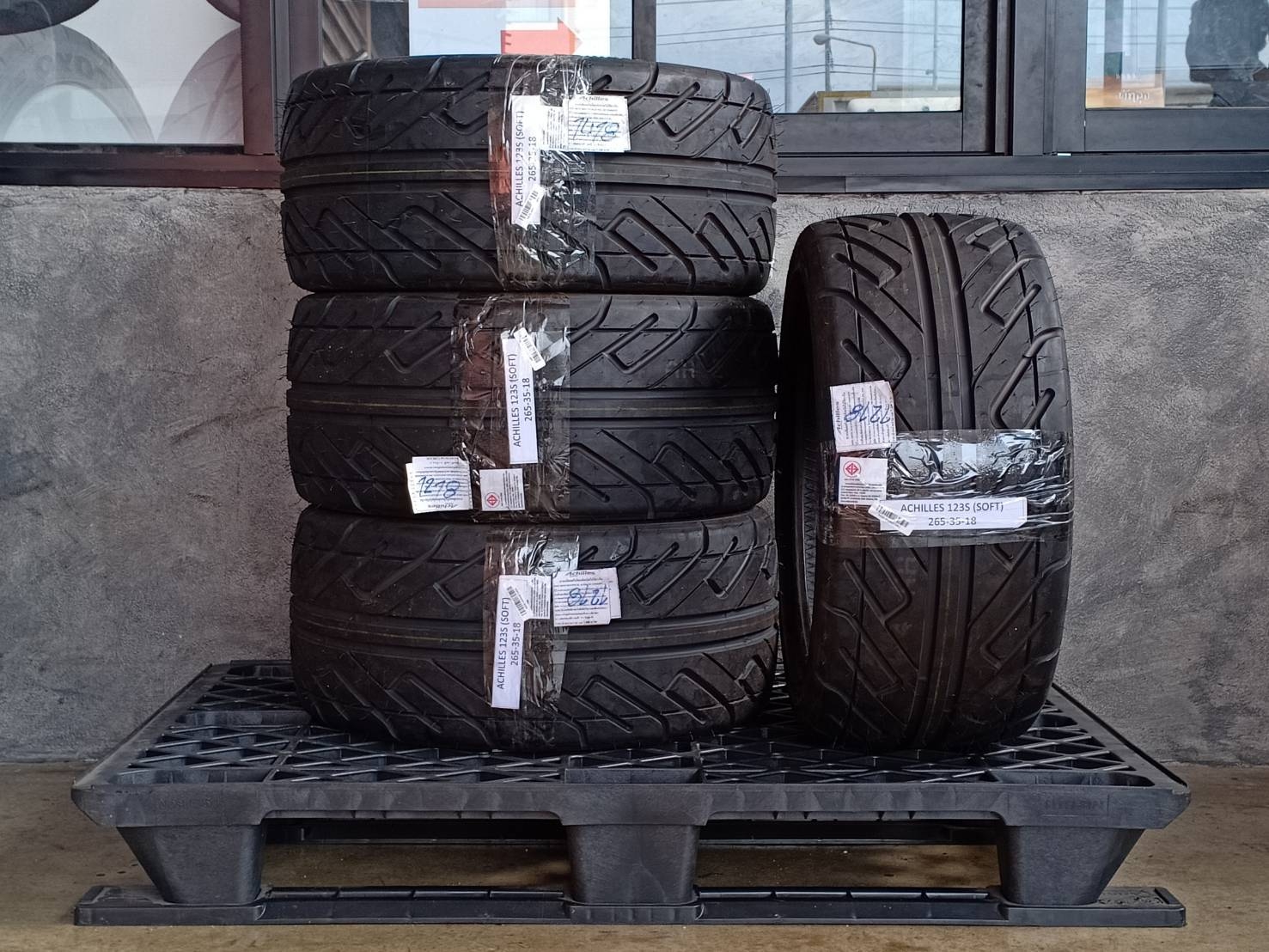 ACHILLES 265/35R18 123S ราคาถุก ยางใหม่ค้างปี