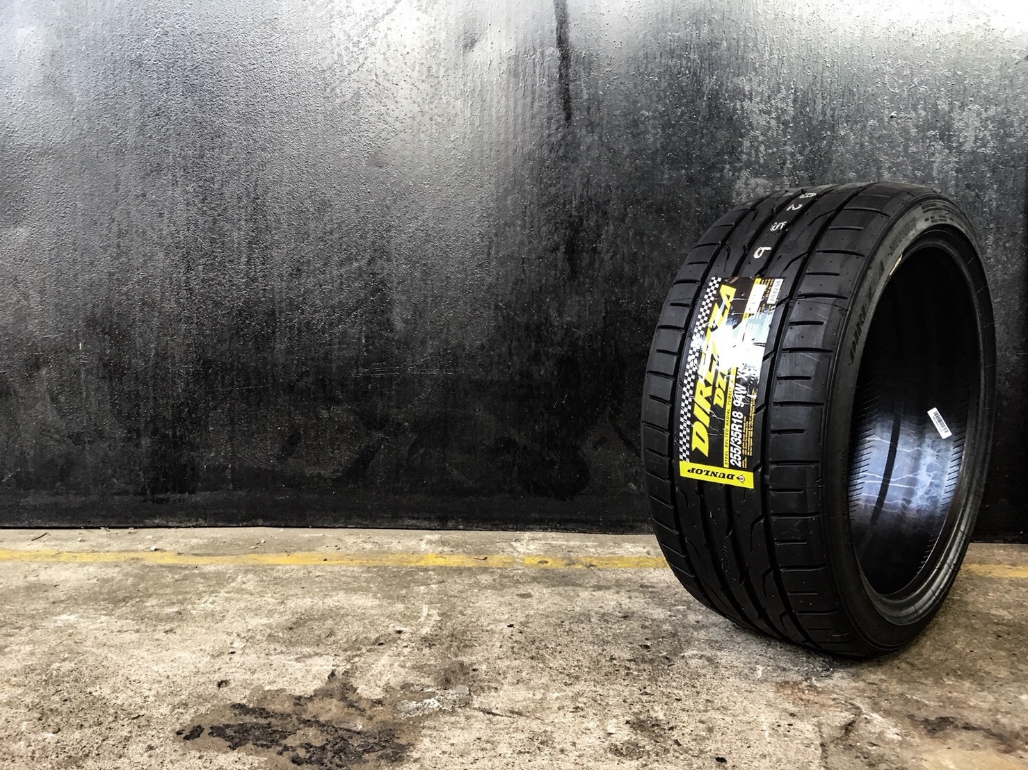 DUNLOP DZ102 255-35-18 เส้นละ 7500 ปี18