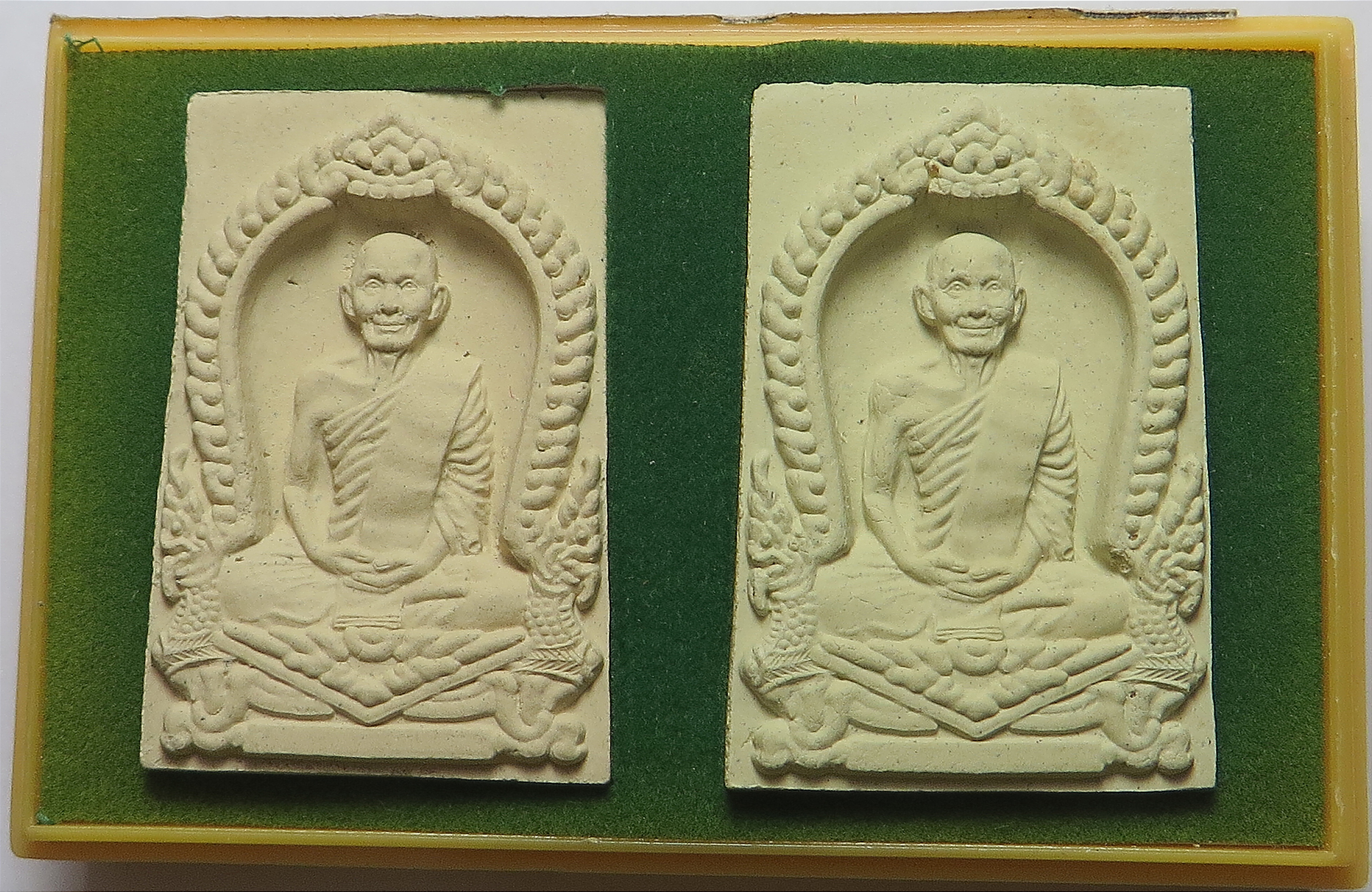 692 พระสมเด็จ 2 องค์ ผงขาว + ผงเขียว เจ้าคุณนรรัตนราชมานิต (ธัมมวิตักโกภิกขุ) วัดเทพศิรินทร์ จังหวัดกรุงเทพ ที่ระลึก ครบรอบ 119 ปี โรงเรียนเทพศิรินทร์ พ.ศ.2547 (รับประกันพระแท้ + ส่งฟรี ทั่วประเทศ)