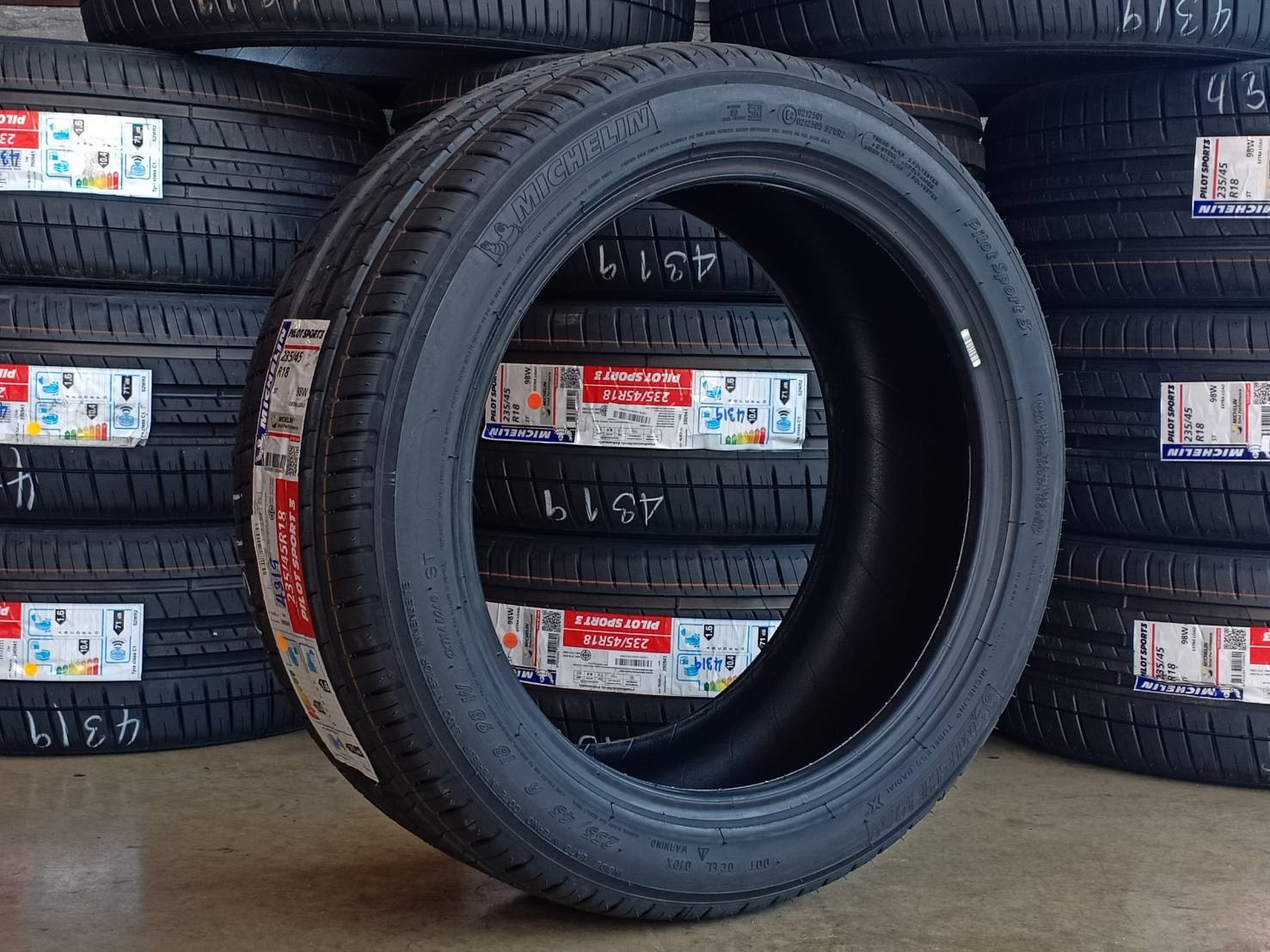 ยาง MICHELIN PILOT SPORT 3ST 235/45R18 ปี19