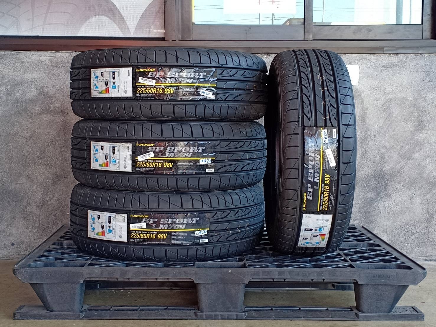 DUNLOP 225/60R16 SP SPORT LM704 98V MADE IN THAILAND