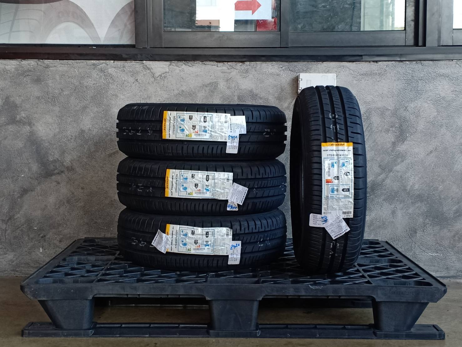 DUNLOP 175/65R14 SP TOURING R1 82H MADE IN INDONESIA