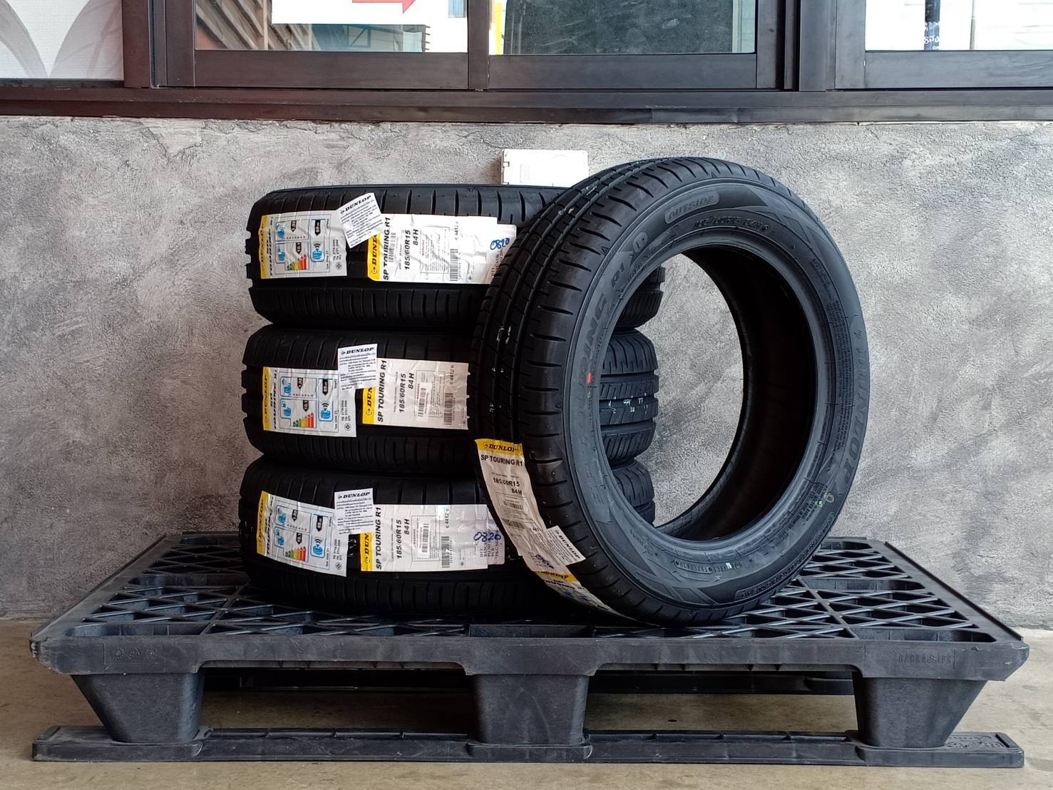 DUNLOP 185/60R15 SP TOURING R1 84H MADE IN INDONESIA