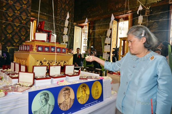 เหรียญ รัชกาลที่ 9 บล็อกโมเน่ ฝรั่งเศส ที่ระลึกครบ 100 ปี โรงพยาบาลจุฬาลงกรณ์ สภากาชาดไทย 30 พฤษภาคม 2557 เนื้อบรอนซ์ สูง 3 เซน มีหมายเลขกำกับที่ขอบเหรียญ