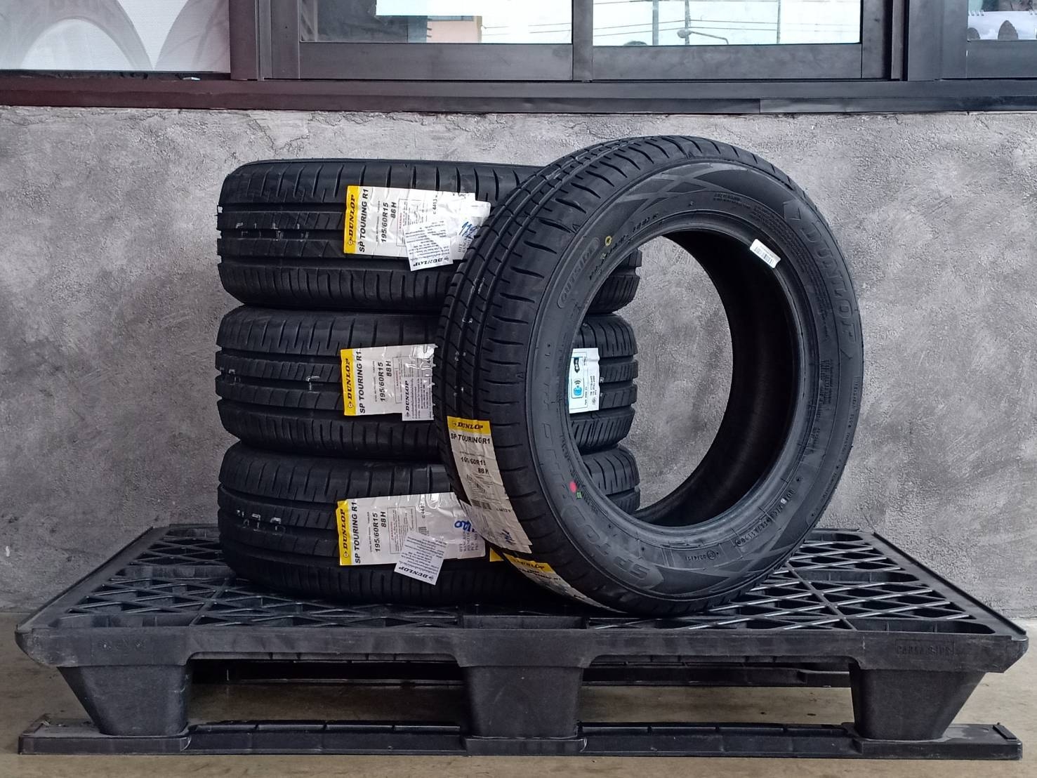 DUNLOP 195/60R15 SP TOURING R1 88H MADE IN INDONESIA