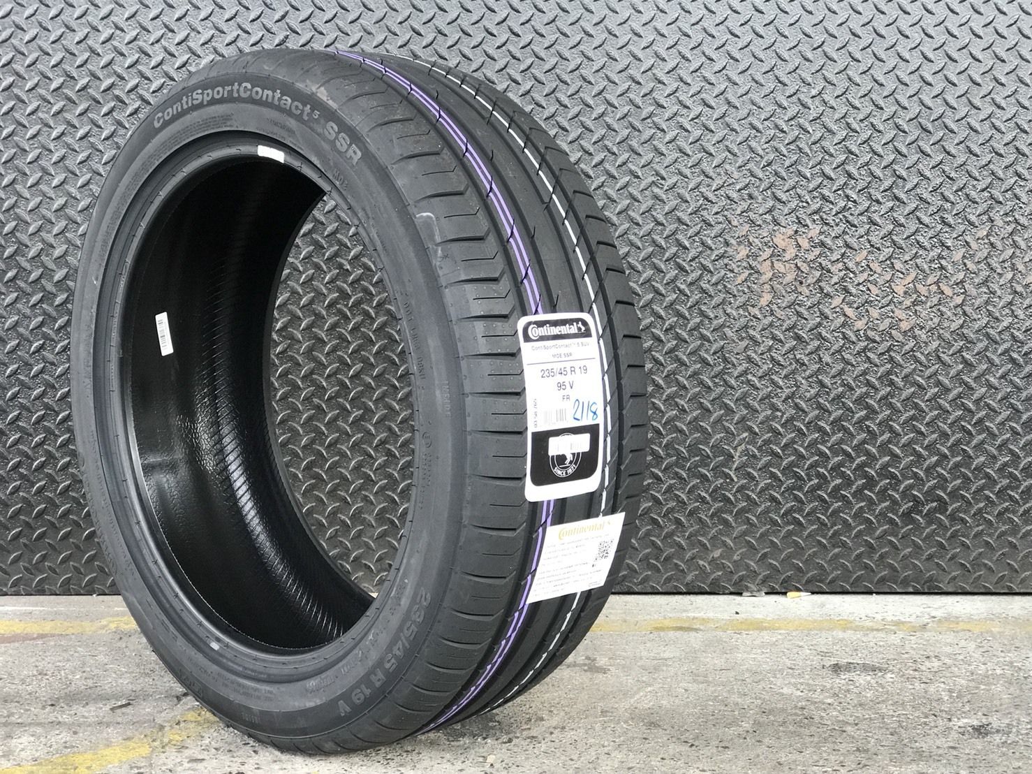 ยางใหม่ค้างปี CONTINENTAL CSC5 RFT 255/45-18 เส้น 1900 ปกติ 12500