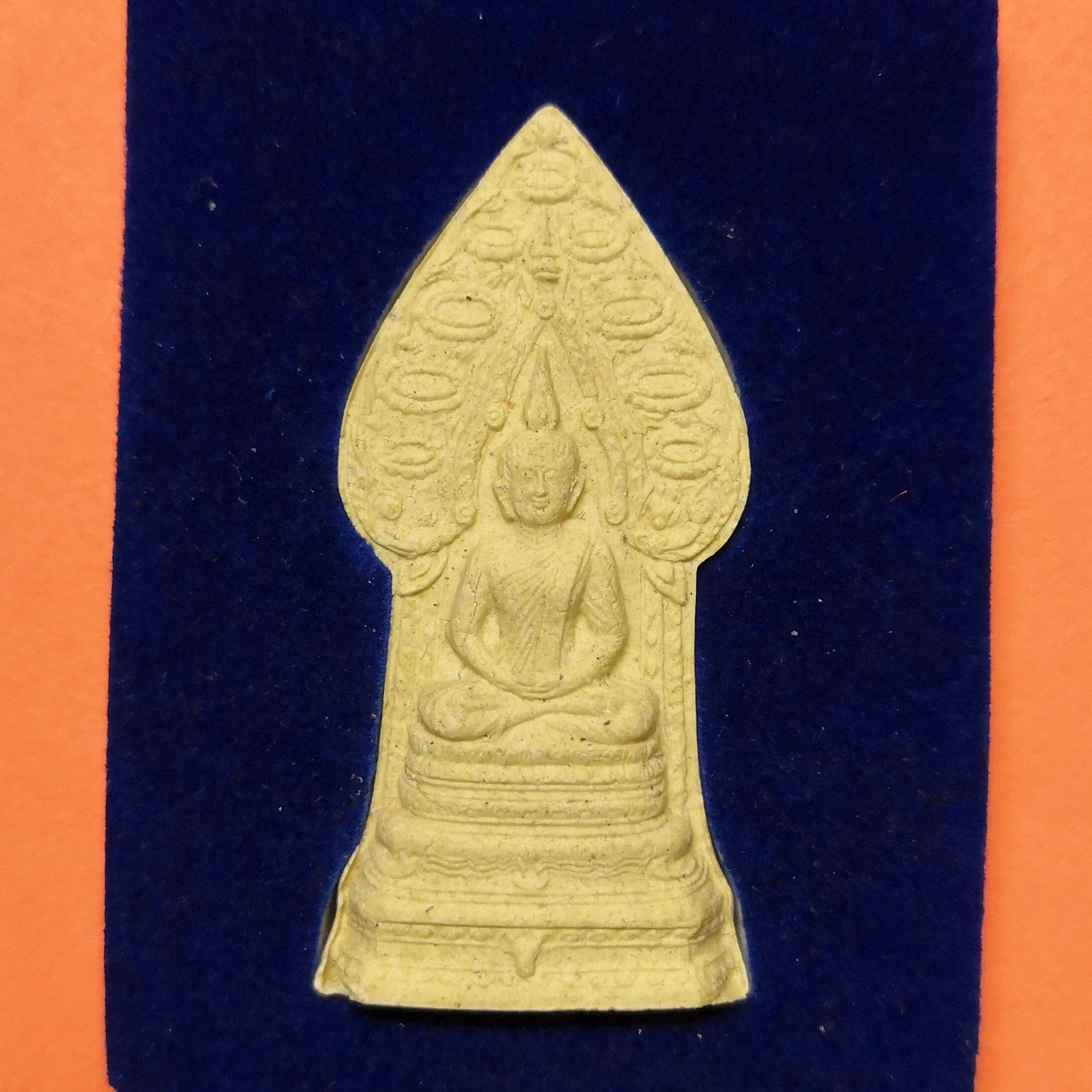 เหรียญเนื้อผง พระนิรันตราย วัดบวรนิเวศวิหาร ที่ระลึกครบ 7 รอบ สมเด็จพระญาณสังวร สมเด็จพระสังฆราช พศ 2540 ขนาดสูง 4 เซน พร้อมกล่องเดิม