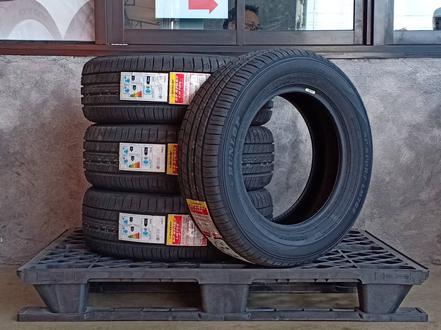 DUNLOP 215/60R16 SP SPORT LM705 95H MADE IN THAILAND