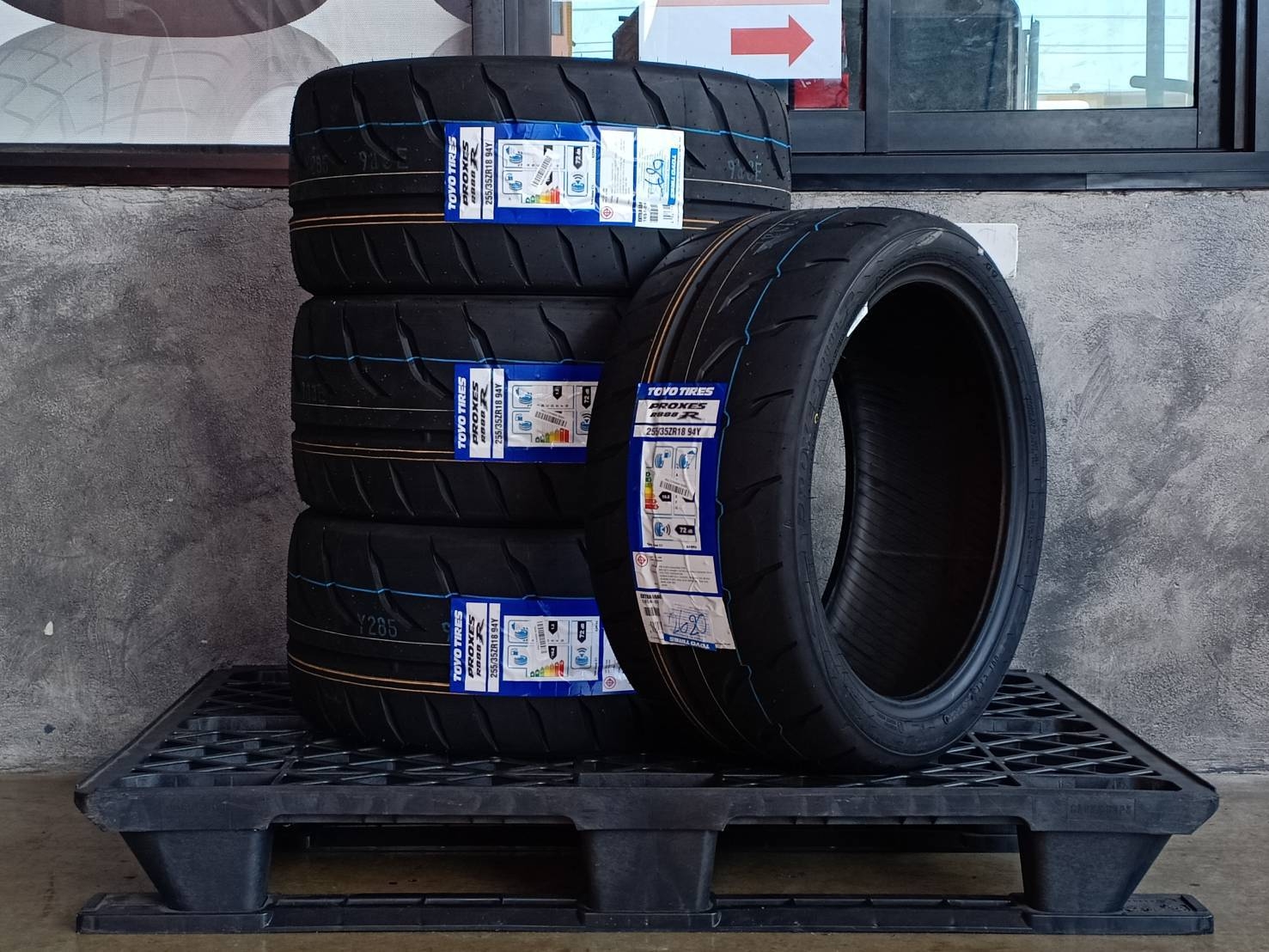 TOYO PROXES R888R 255/35ZR18 ปี20