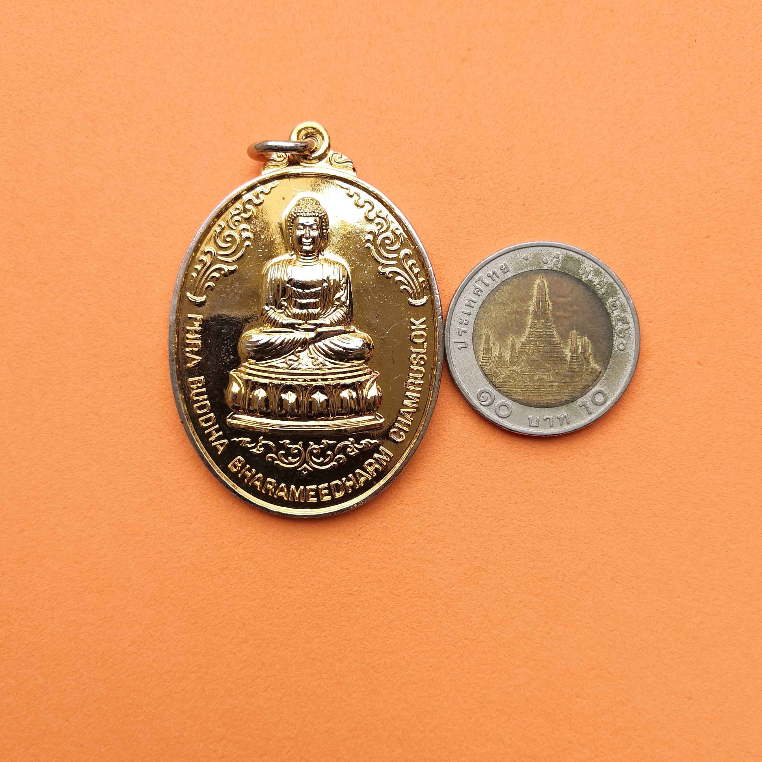 เหรียญขนาดใหญ่ พระพุทธบารมีธรรมจำรัสโลก วัดมัชฌิมาราม อำเภอตุมปัต รัฐกลันตัน มาเลเซีย ปี 2543 เนื้อกะไหล่ทอง สูง 4.5 เซน