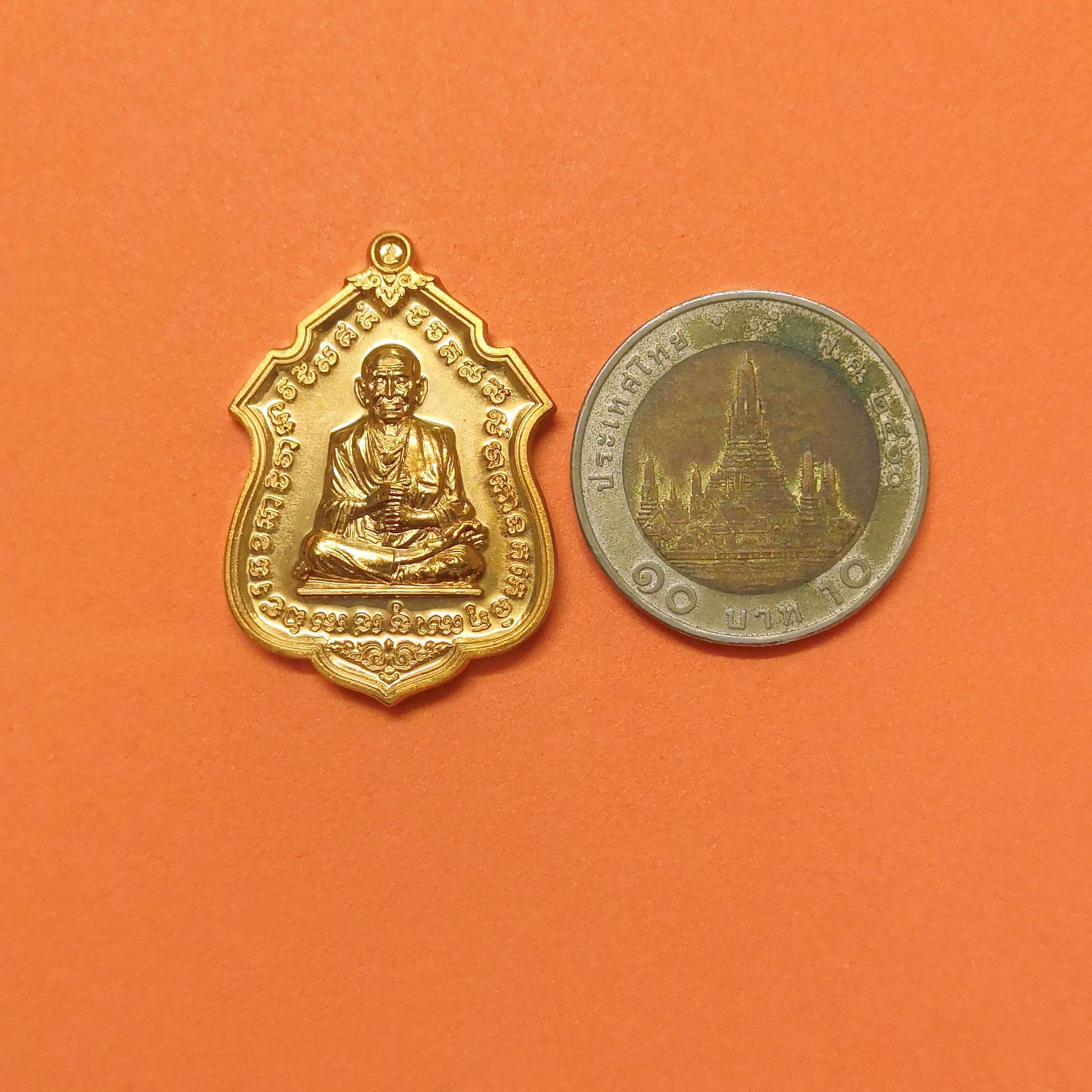 เหรียญ สมเด็จพระพุฒาจารย์ โต พรหมรังสี หลัง พระสยามเทวาธิราช ที่ระลึก วัฒนมงคลกาล 45 ปี โรงพิมพ์ธนบัตร ธนาคารแห่งประเทศไทย พ.ศ. 2557 เนื้อทองแดง สูง 3 เซน พร้อมกล่องเดิม