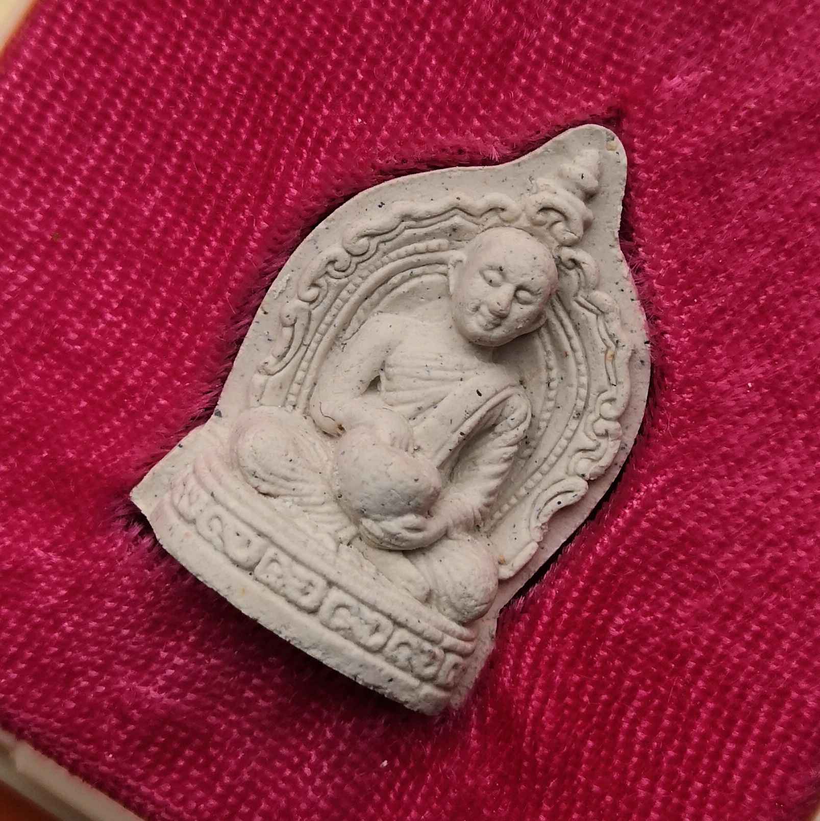เหรียญเนื้อผง พระสีวลี ลังกาวงศ์ เจ้าคุณธงชัย วัดไตรมิตร กรุงเทพ พศ 2546 ขนาดสูง 2.6 เซน พร้อมกล่องเดิม