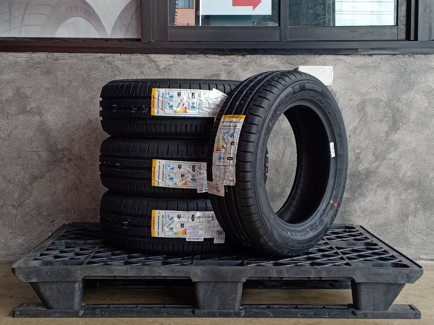 DUNLOP 185/60R15 SP TOURING R1 84H MADE IN INDONESIA