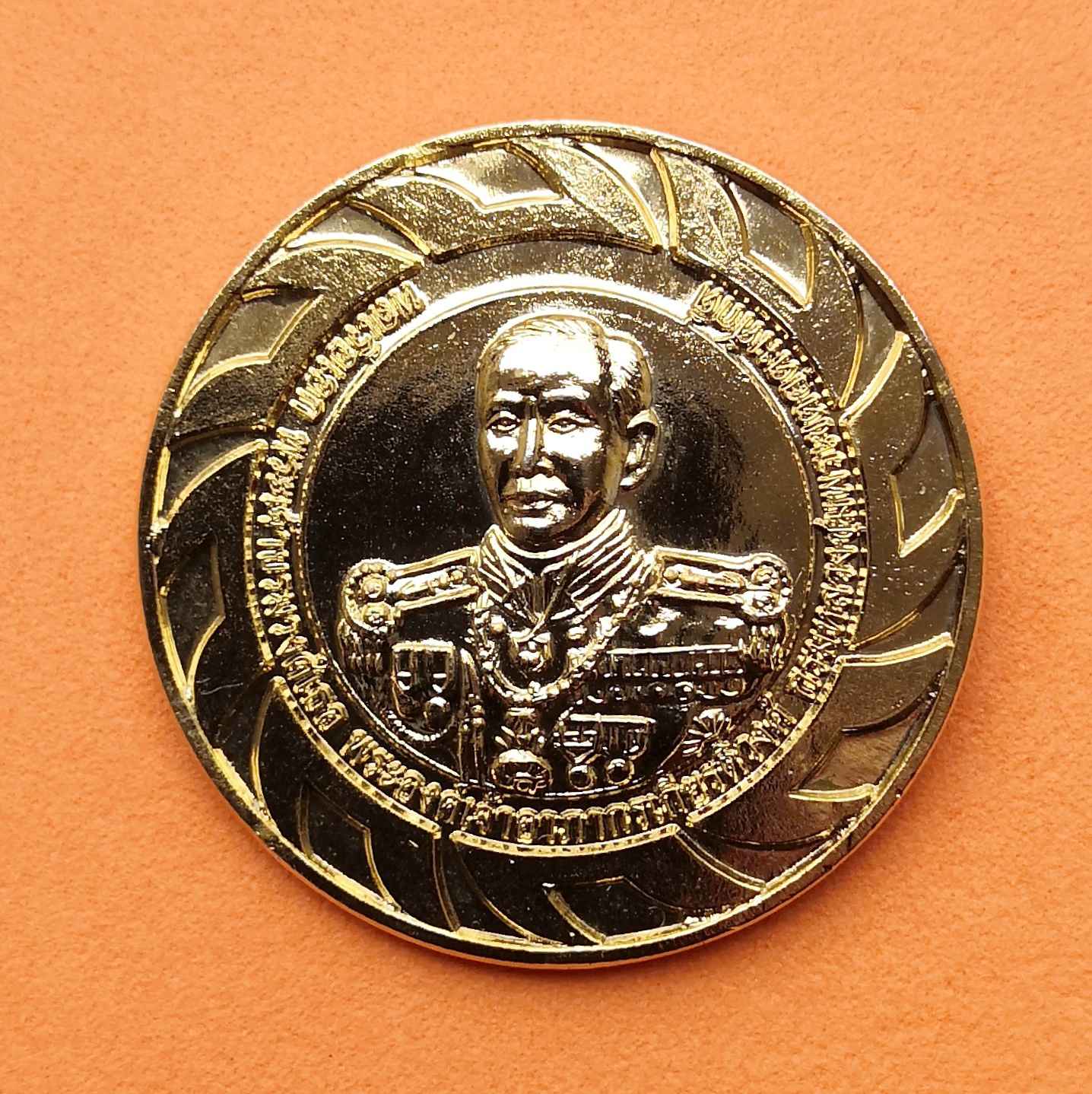 เหรียญ กรมหลวงชุมพรเขตอุดมศักดิ์ หลัง หลวงปู่ศุข วัดปากคลองมะขามเฒ่า จัดสร้างโดยทัพเรือภาคที่ 1 ปี 2554 ที่ระลึกสร้างพระตำหนักกรมหลวงชุมพรฯ เกาะช้าง จังหวัดตราด เนื้อกะไหล่ทอง ขนาด 3 เซน