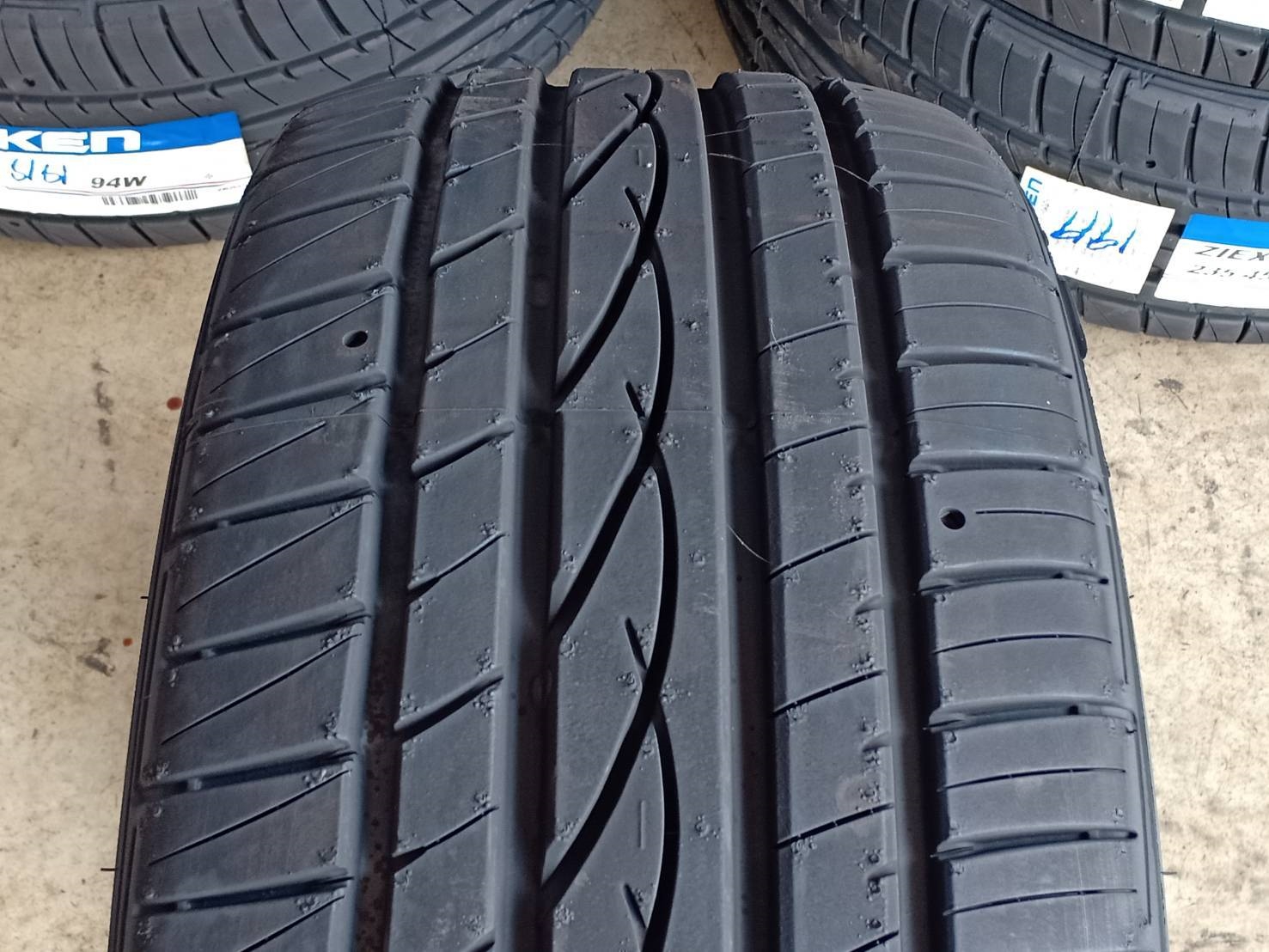 ยางใหม่ FALKEN ZE912 235/40-18 ปี19 ลดราคา