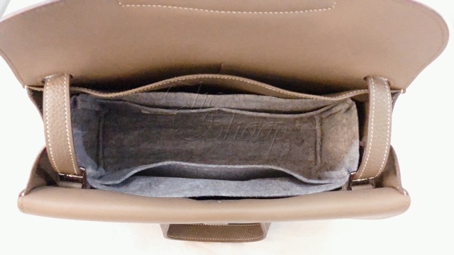 ที่จัดระเบียบกระเป๋า Hermes Halzan 31 มีให้เลือก 2 สี ช่วยแก้ปัญหา หาของสิ่งของในกระเป๋าไม่เจอ ทรงกระเป๋าไม่สวย ที่สำคัญ!! น้ำหนักเบาจนเหมือนไม่ได้ใส่ **เป็นสินค้าพรีออเดอร์ใช้เวลาตัด 7 วัน