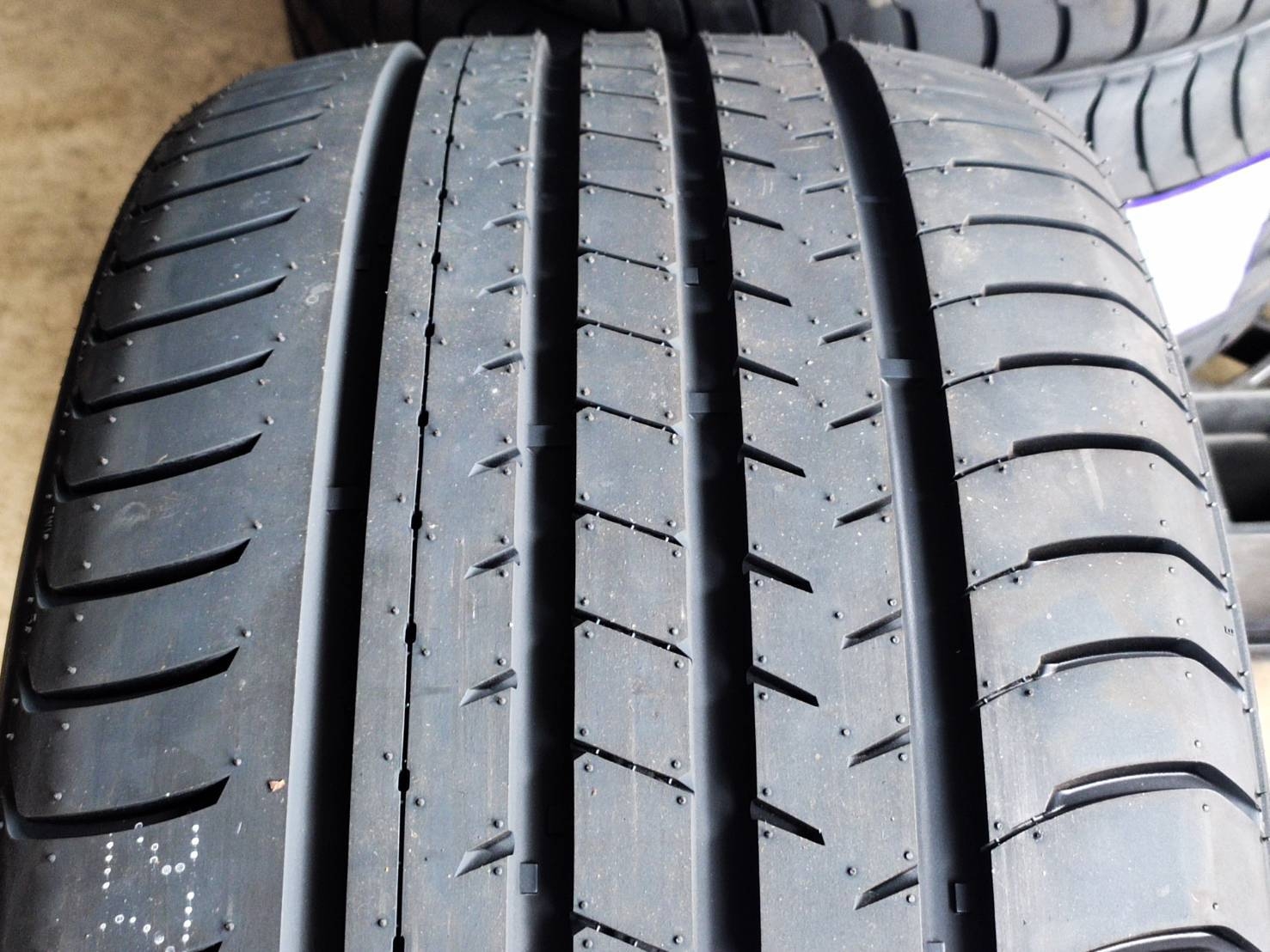 CROSSLEADER 245/45ZR18