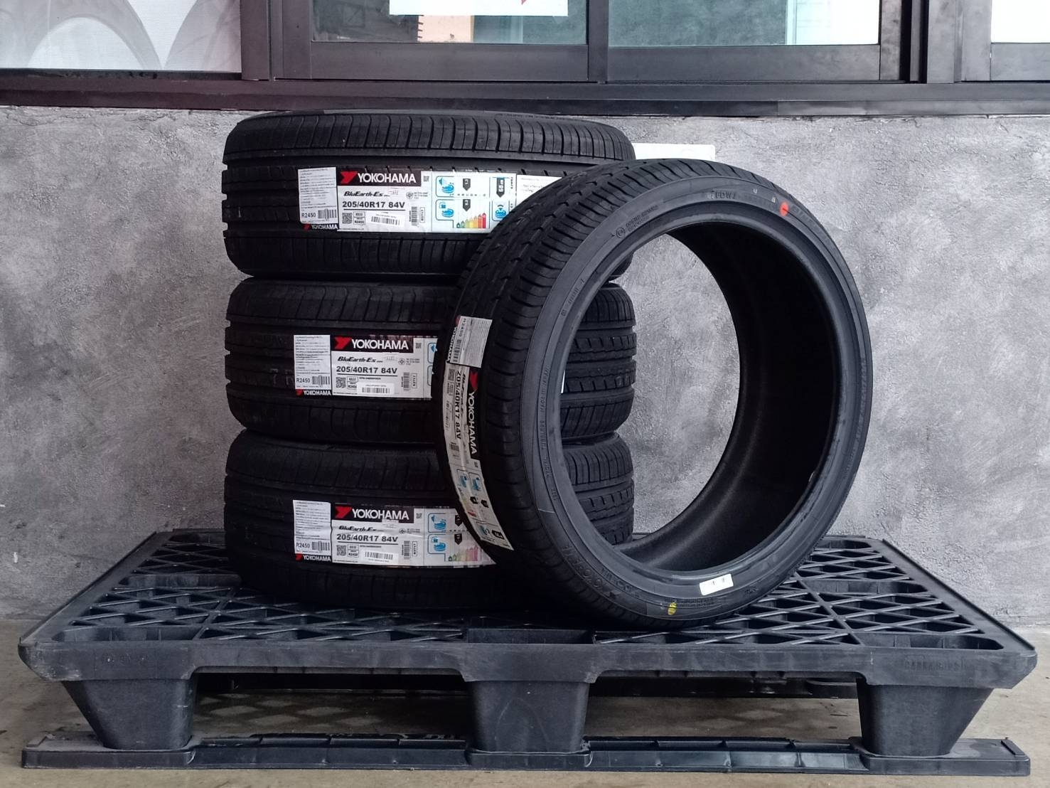 YOKOHAMA BLUEARTH-ES ES32 205/40R17 84V JAPAN