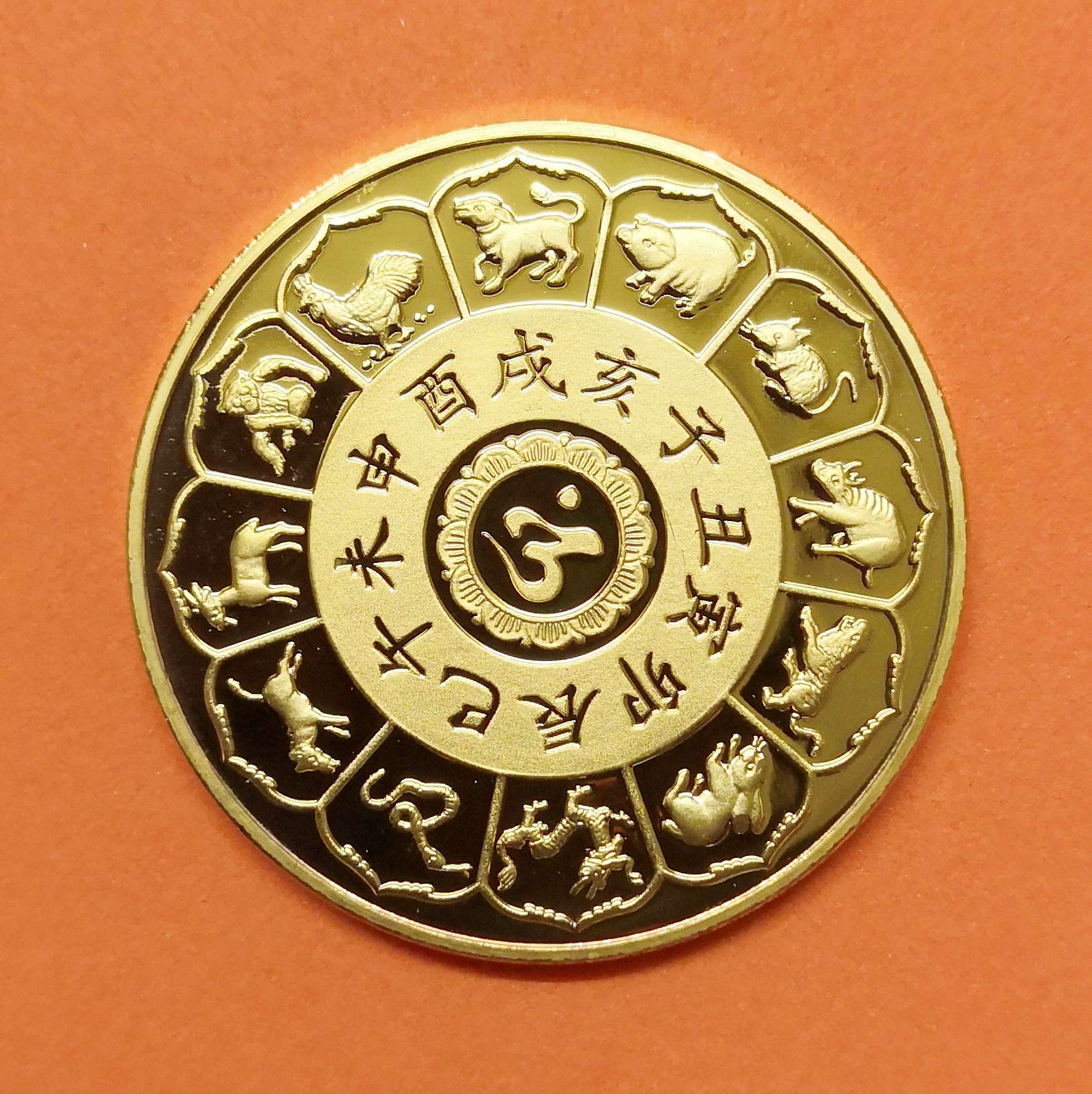 เหรียญ ปีม้า หลัง 12 นักษัตร วัดพระเขี้ยวแก้ว ประเทศสิงคโปร์ BUDDHA TOOTH RELIC TEMPLE SINGAPORE คศ 2007 เหรียญชุบทอง ขนาด 3.2 เซน