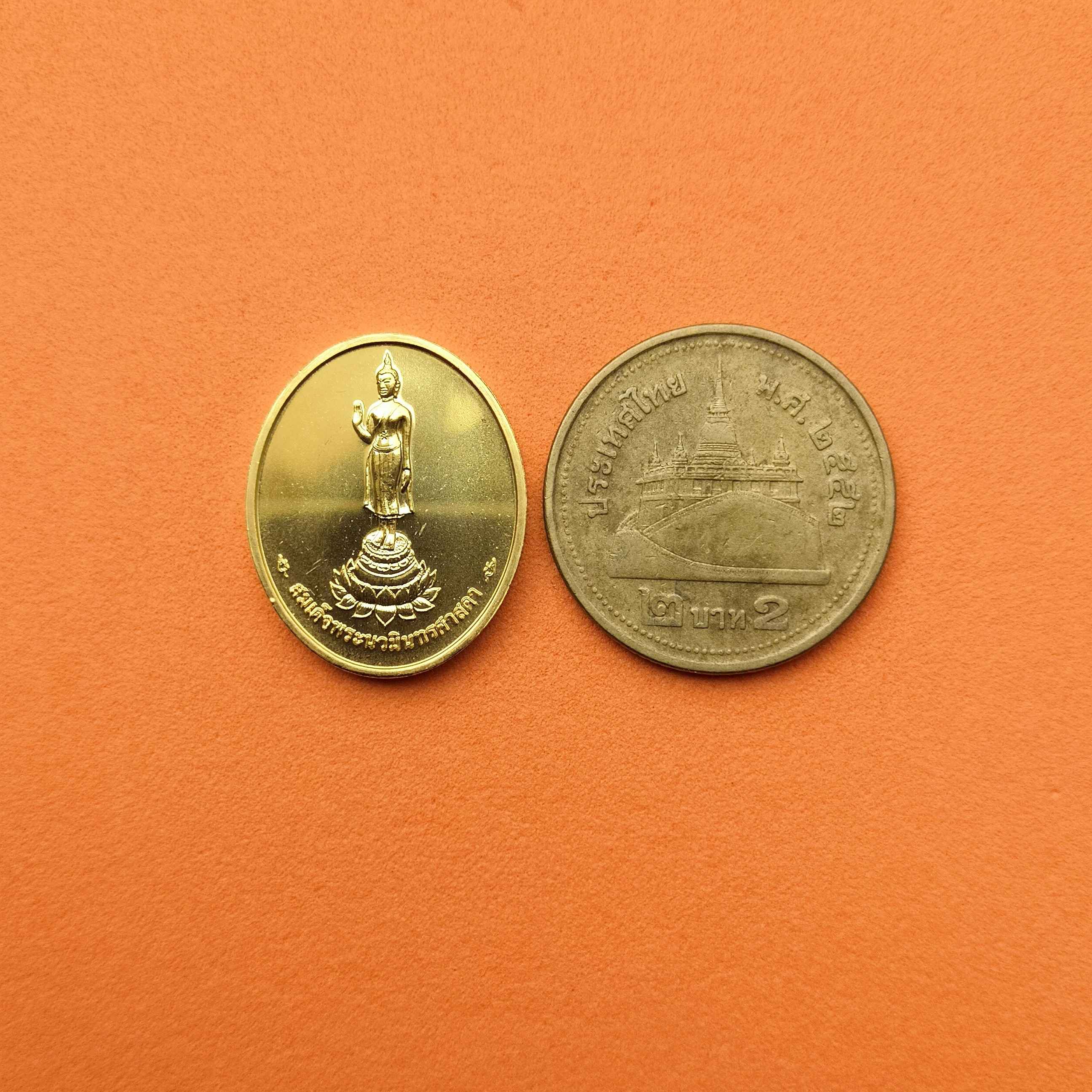 เหรียญพิมพเล็ก สมเด็จพระนวมินทรศาสดา วัดนวมินทราชูทิศ สหรัฐอเมริกา ที่ระลึกฉลองสิริราชสมบัติ ครบ 60 ปี ในหลวงรัชกาลที่ 9 พศ 2549 เหรียญกะไหล่ทอง สูง 2.1 เซน บล็อกกษาปณ์