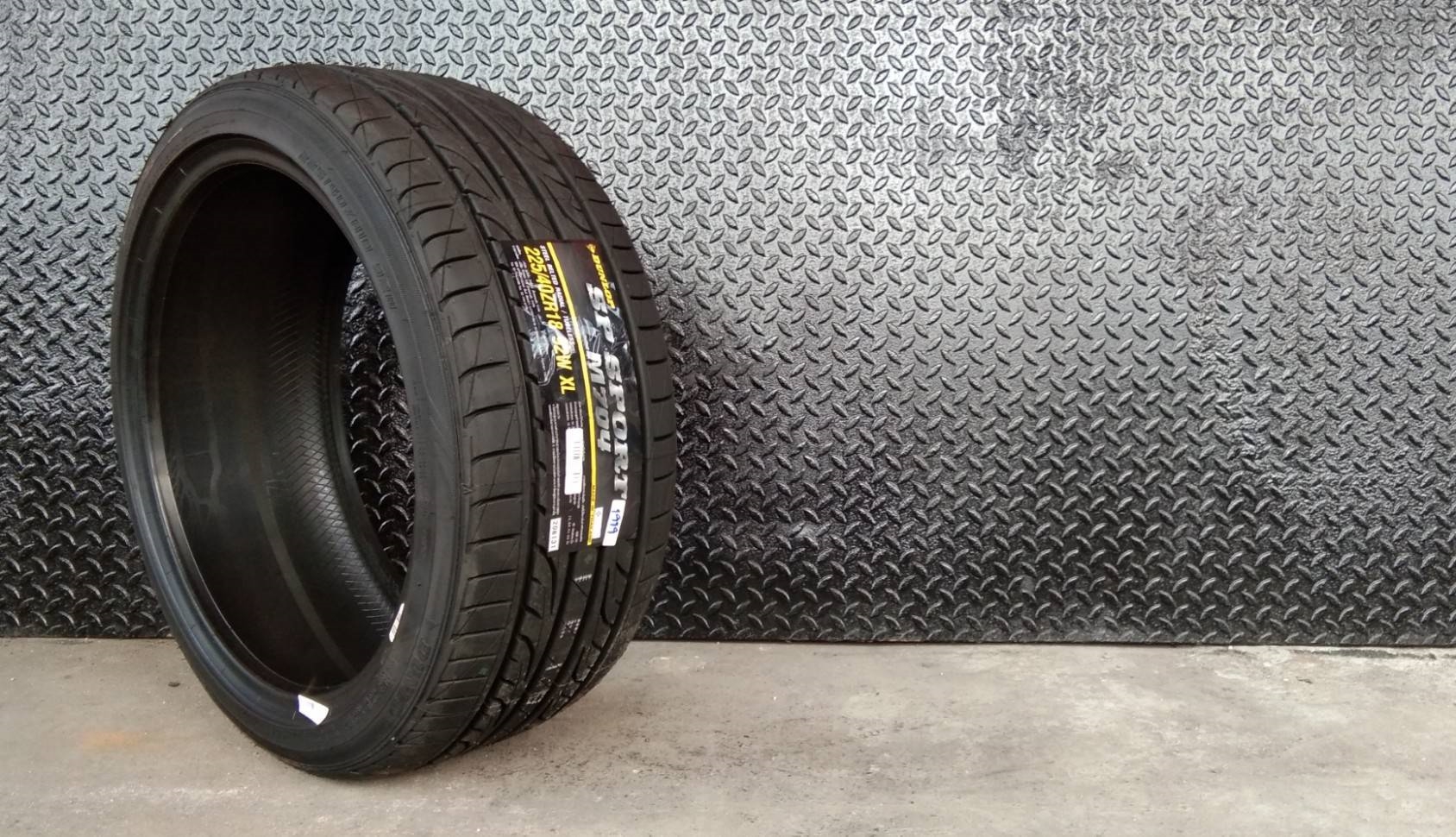DUNLOP SP SPORT LM704 225/40ZR18 ราคาส่ง