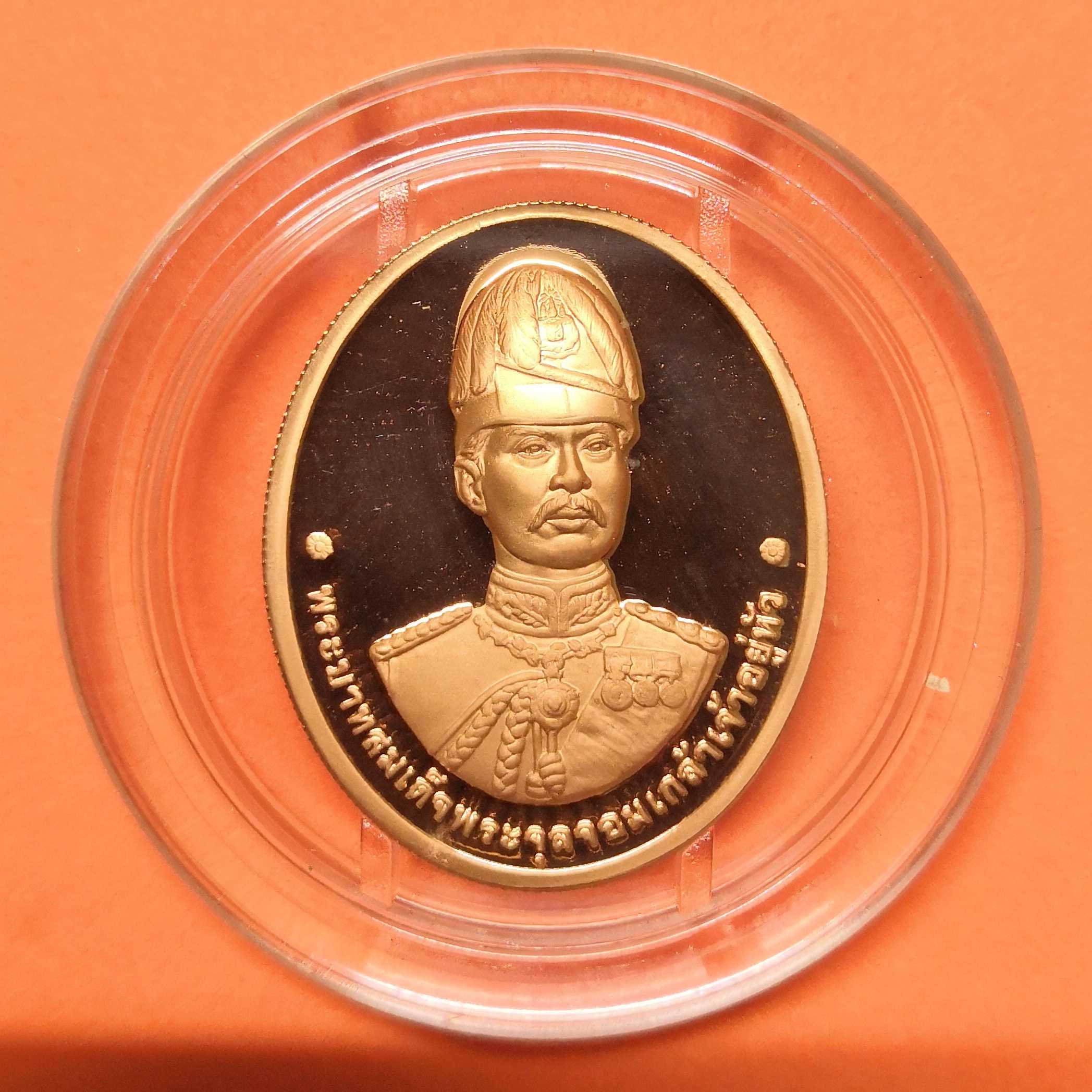 เหรียญ รัชกาลที่ 5 หลักเมืองปทุมธานี ที่ระลึกเปิดพระบรมราชานุสาวรีย์ สมเด็จพระปิยะมหาราช จังหวัดปทุมธานี พศ 2549 เนื้อทองแดงขัดเงา สูง 3 เซน พร้อมกล่องและใบรับรอง
