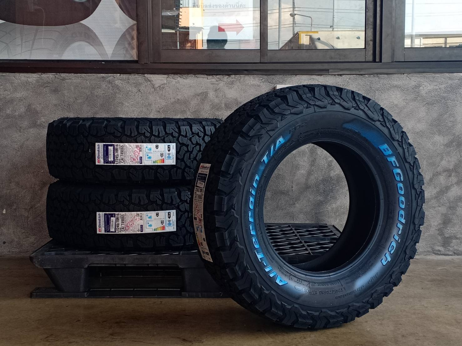 BF-GOODRICH 245/70R16 ALL TERRAIN T/A KO2 113/110S 8PR (ตัวหนังสือขาว) MADE IN THAILAND