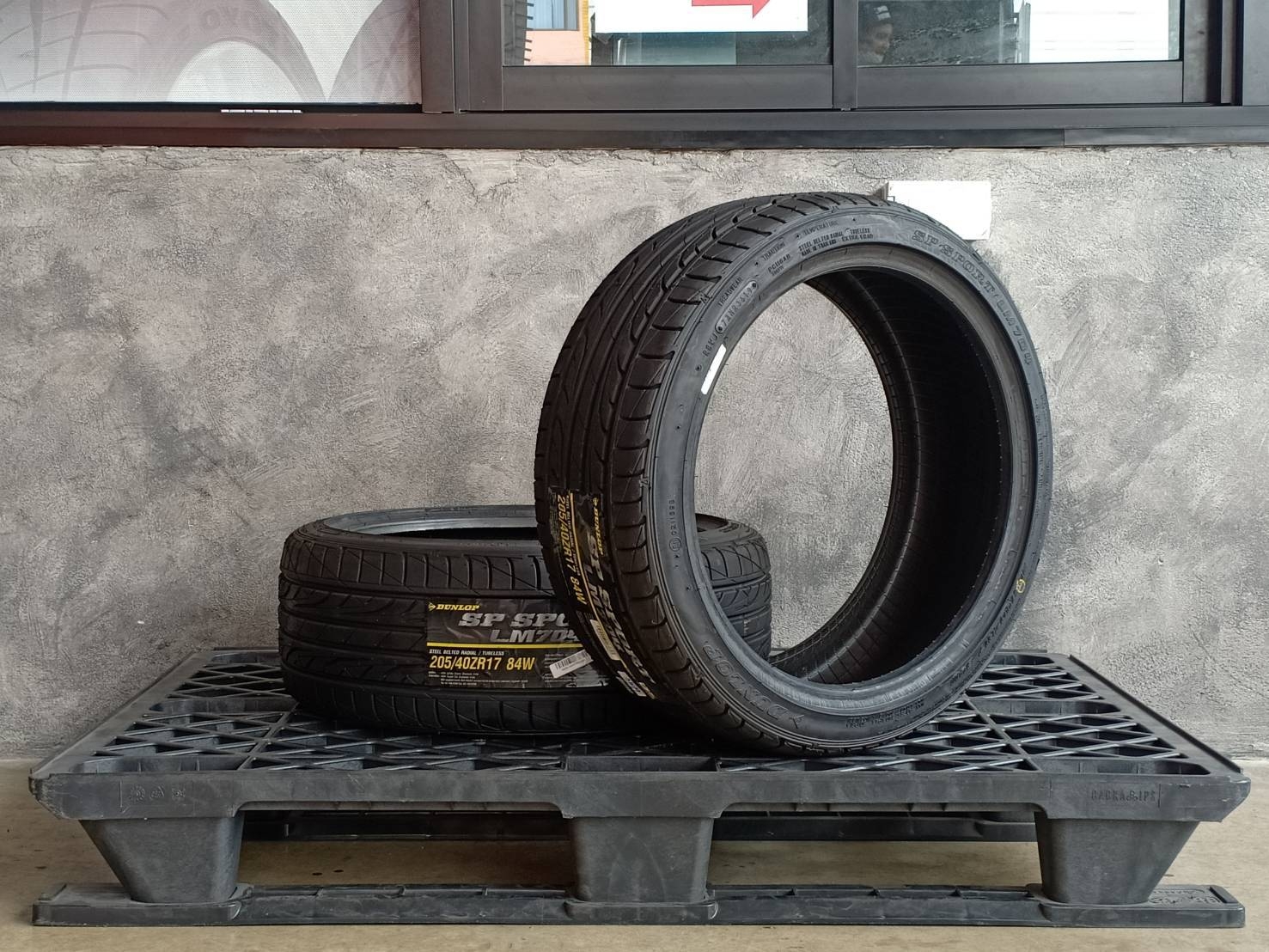 DUNLOP 205/40ZR17 SP SPORT LM704 84W MADE IN THAILAND