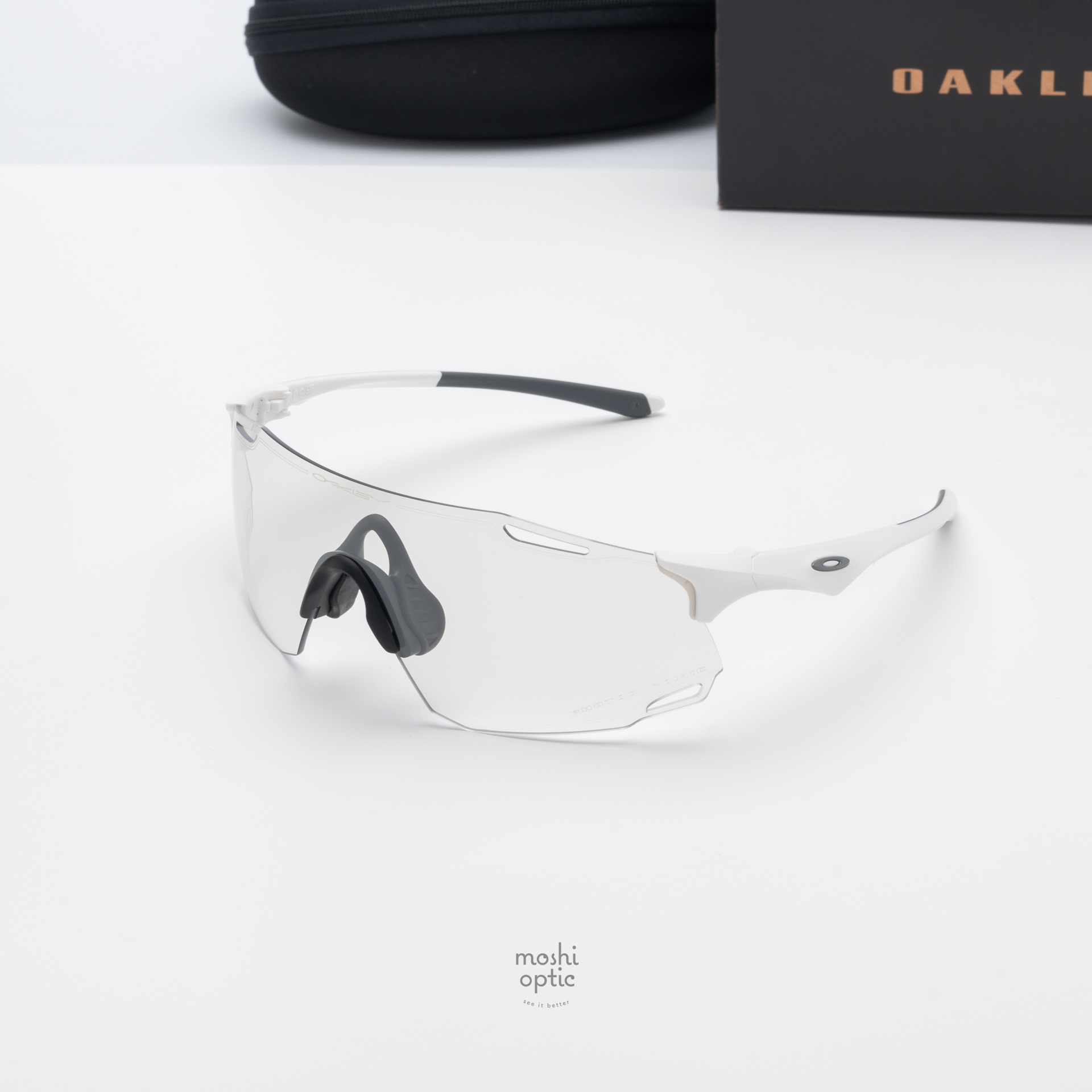 Oakley OO9513D-01 Cybr Dyno Matte White Clear to Black Iridium Photochromic
