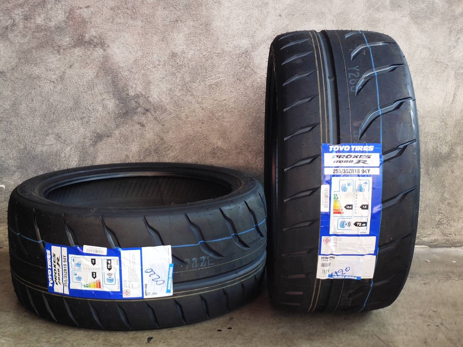 TOYO PROXES R888R 255/35ZR18