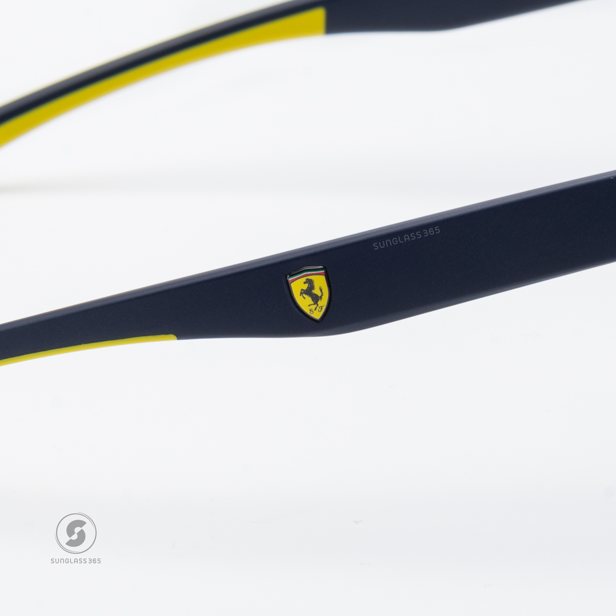 แว่นกันแดด Scuderia Ferrari FZ6013D 509/55