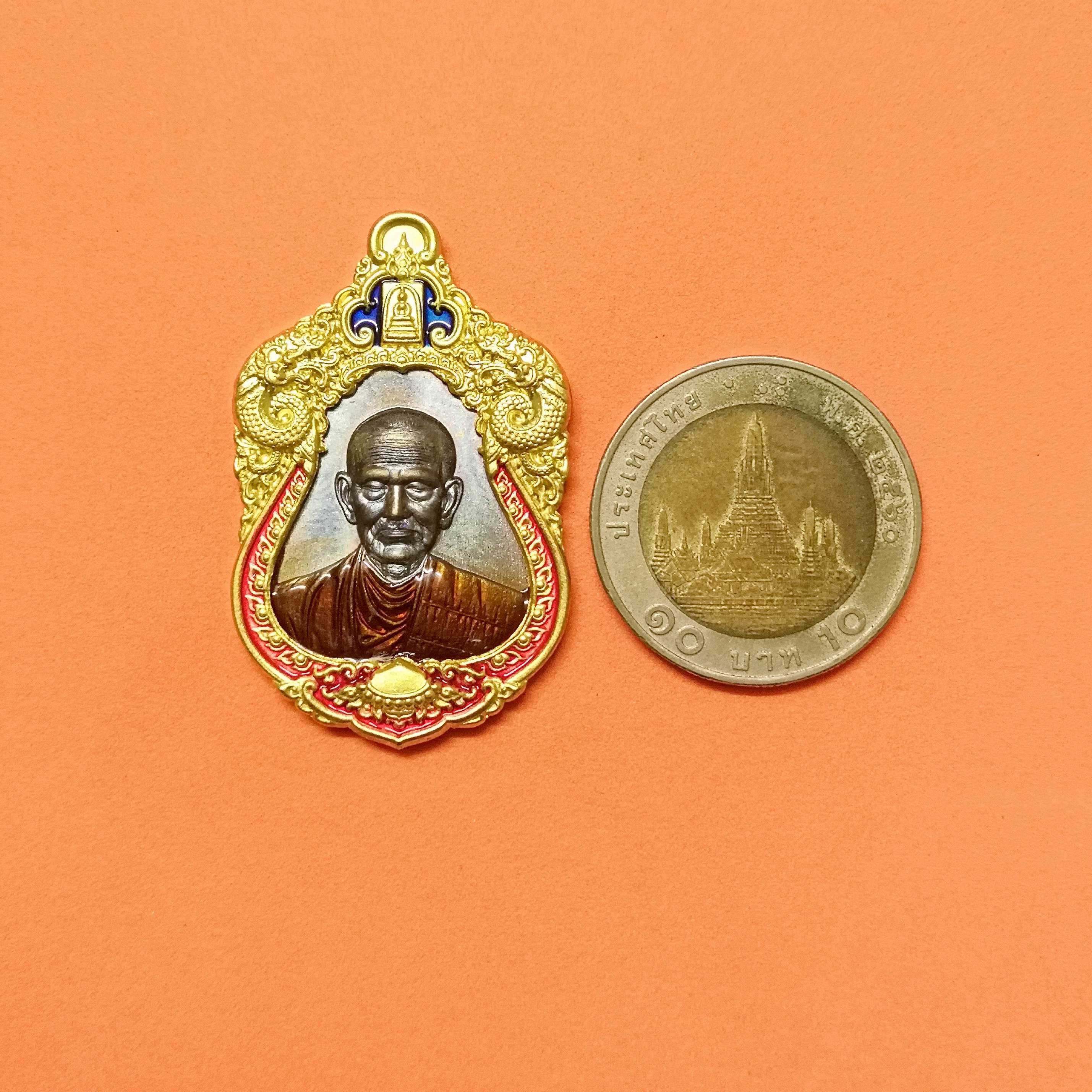 เหรียญ มงคลชินบัญชร สมเด็จพระพุฒาจารย์ (โต พรหมรังสี) วัดกลางคลองข่อย จังหวัดราชบุรี ปี 2566 เนื้อทองแดงขอบทอง สูงรวมห่วง 4.2 เซน พร้อมกล่องเดิม