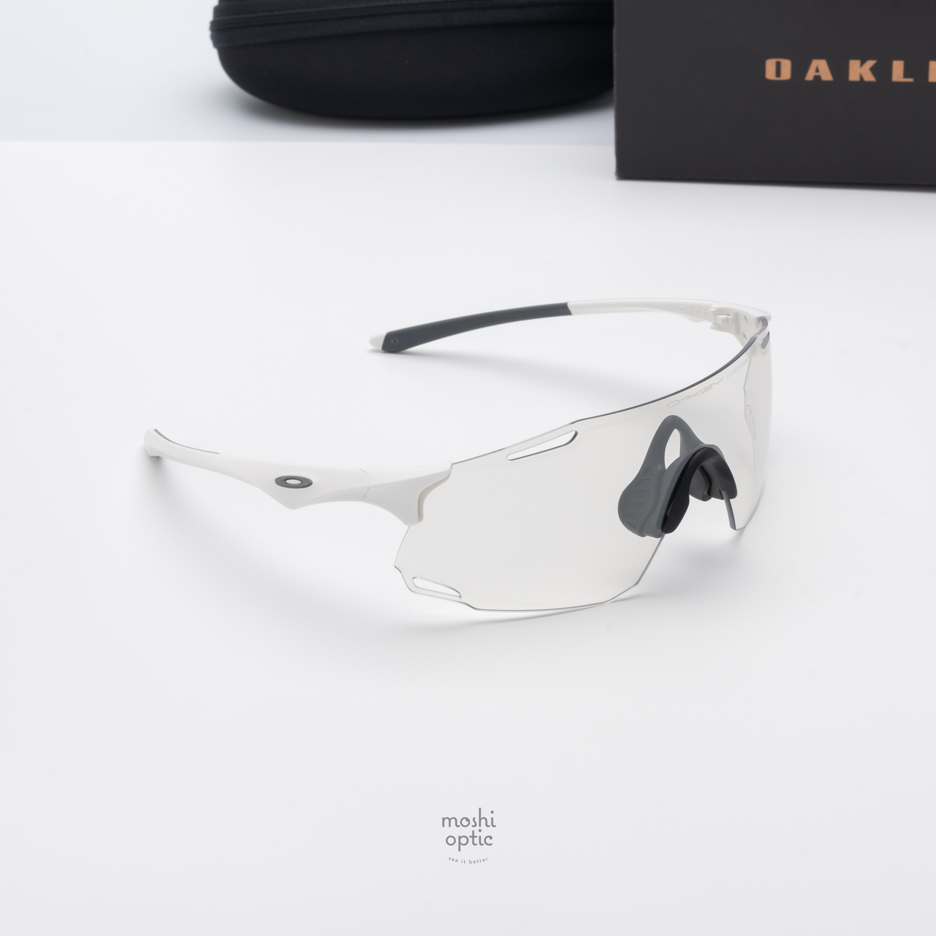 Oakley OO9513D-01 Cybr Dyno Matte White Clear to Black Iridium Photochromic
