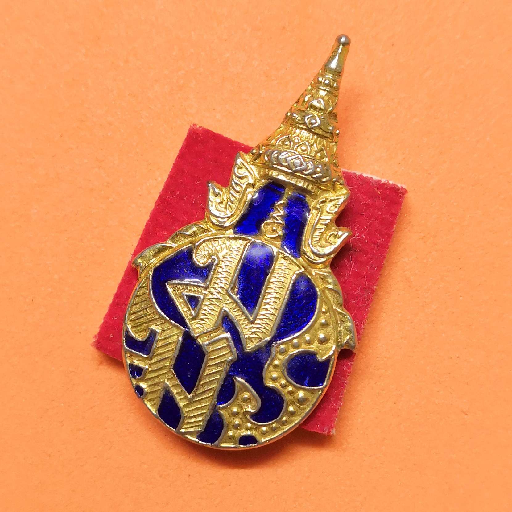 เข็มกลัด มมร ที่ระลึกอายุครบ 5 รอบ พระธรรมธัชมุนี พศ 2520 เนื้อกะไหล่ทองลงยา สูง 3.2 เซน