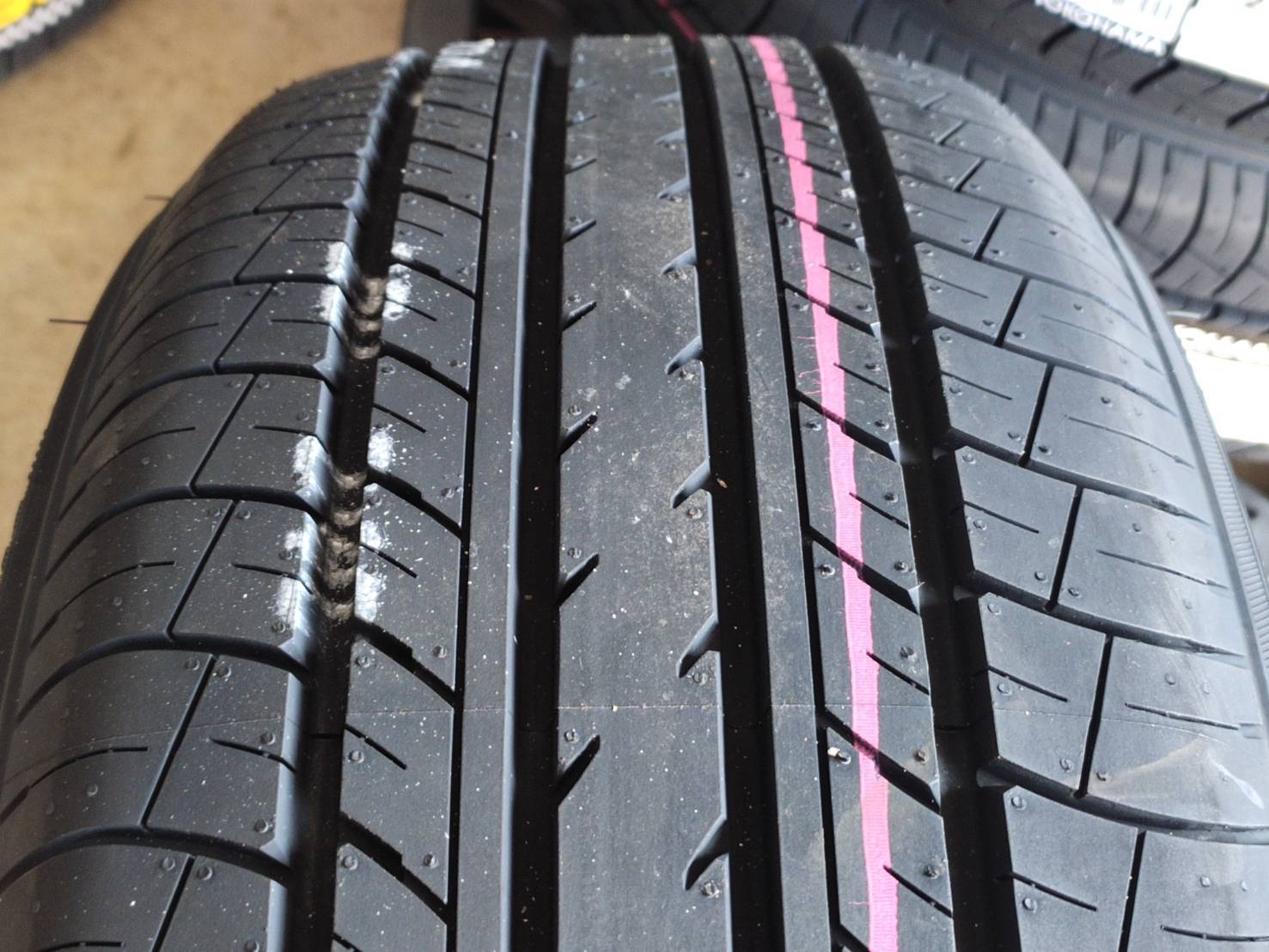 YOKOHAMA 215/55R17 94V E70BZ