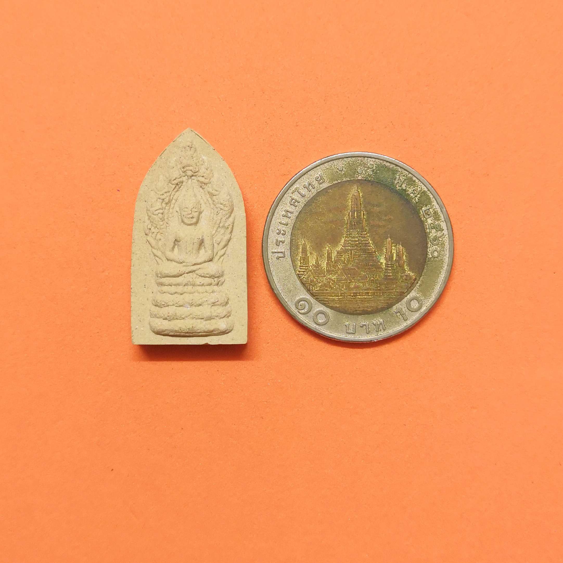 เหรียญเนื้อผง พระนาคปรก หลัง สธ ที่ระลึกสมเด็จพระเทพฯ ทรงเจริญพระชนมายุ ครบ 30 พรรษา พศ 2528 ขนาดสูง 2.8 เซน พร้อมกล่องกำมะหยี่