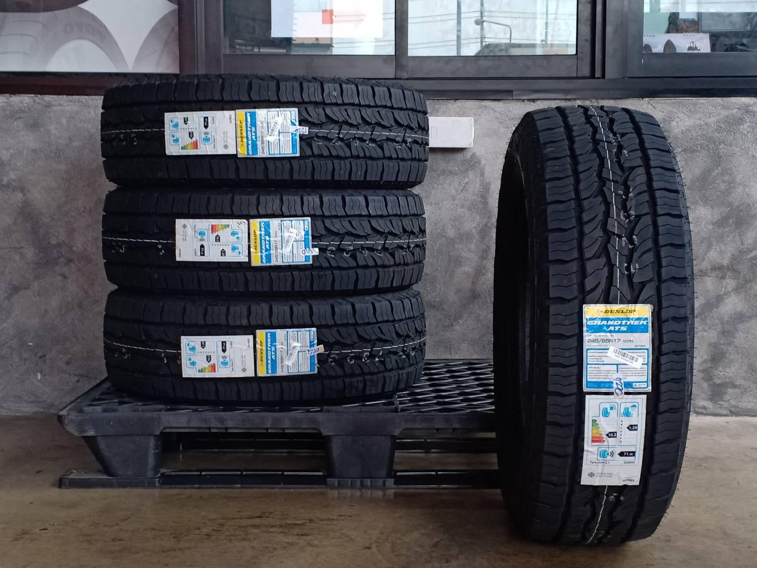 DUNLOP 245/65R17 GRANDTREK AT5 107H (ตัวหนังสือขาว) MADE IN THAILAND