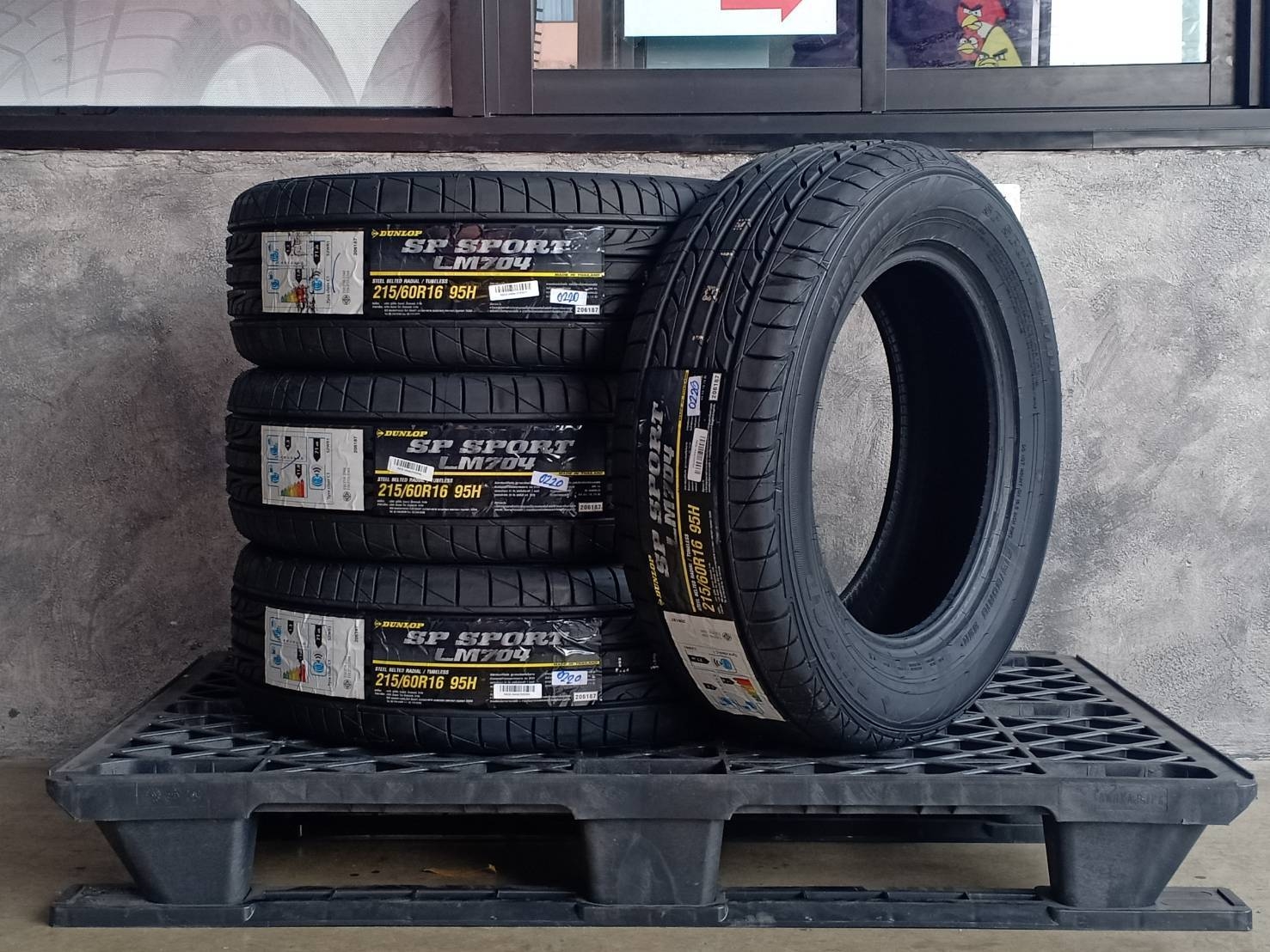 DUNLOP 215/60R16 SP SPORT LM704 95H MADE IN THAILAND