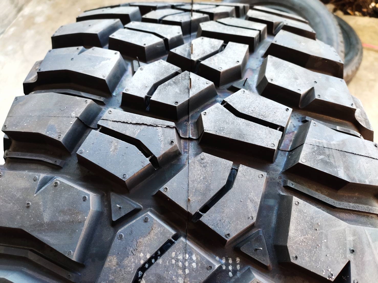 ยางใหม่ BF GOODRICH KM3 305/55-20 ราคาพิเศษ