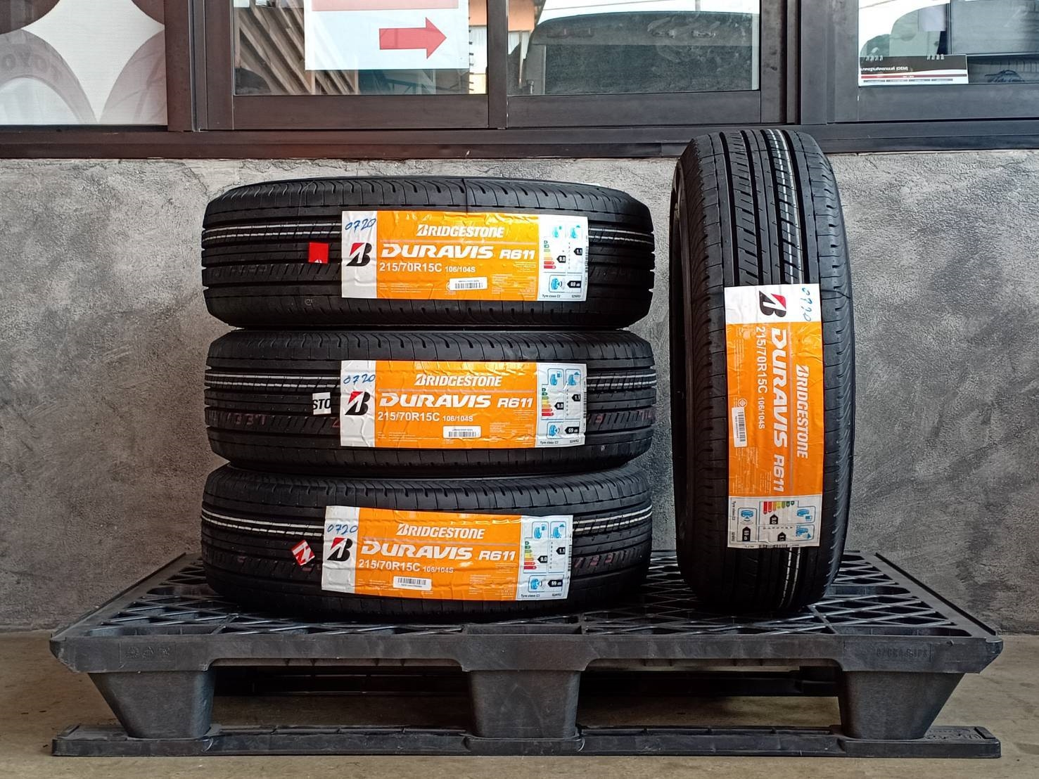 BRIDGESTONE 215/70R15 DURAVIS R611 106/104S MADE IN THAILAND