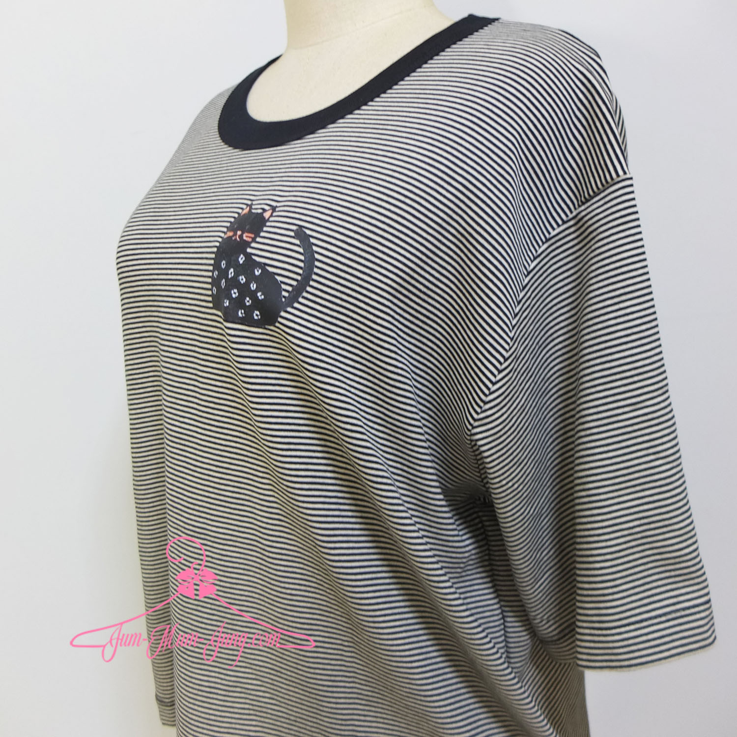 *อก52-54นิ้ว*เสื้อคนอ้วนผ้ายืดลายริ้วสีเทา-ดำสกรีนลายแมว เนื้อผ้ายืดได้เยอะ สวยน่ารักมากๆค่ะ