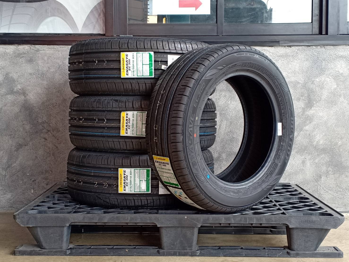 DUNLOP 215/55R16 ENASAVE EC 300 ต้องการส่วนลดราคาพิเศษ กรุณาสอบถาม