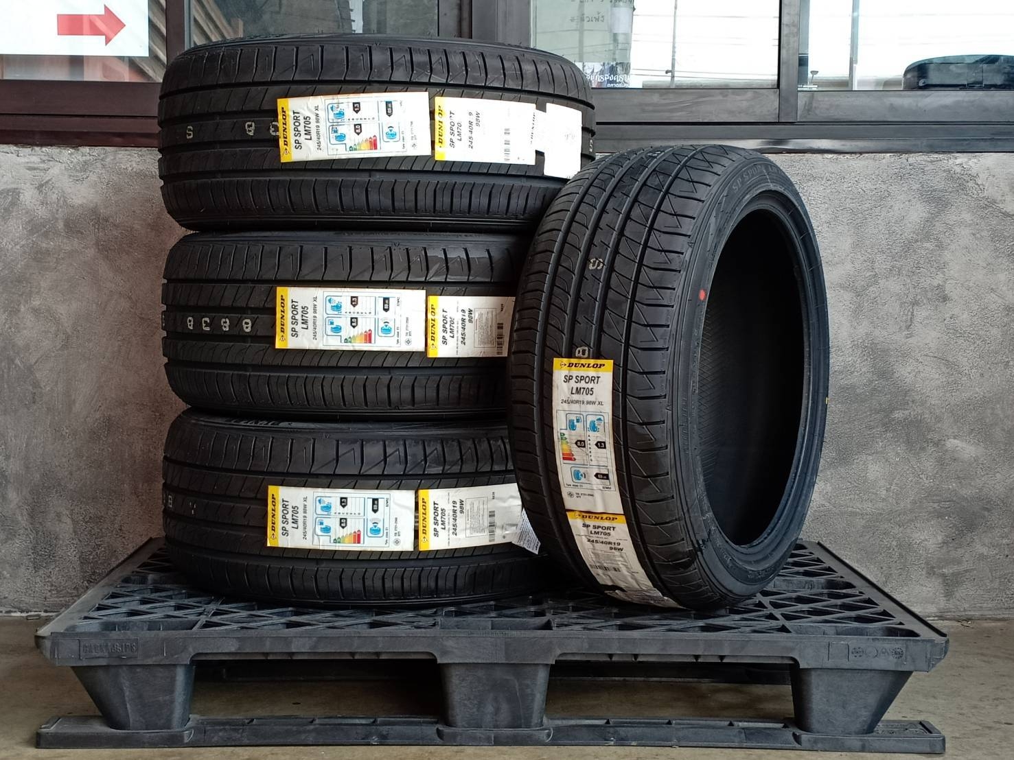 DUNLOP SP SPORT LM705 245/40R19 ยางญี่ปุ่น ! ราคาพิเศษ